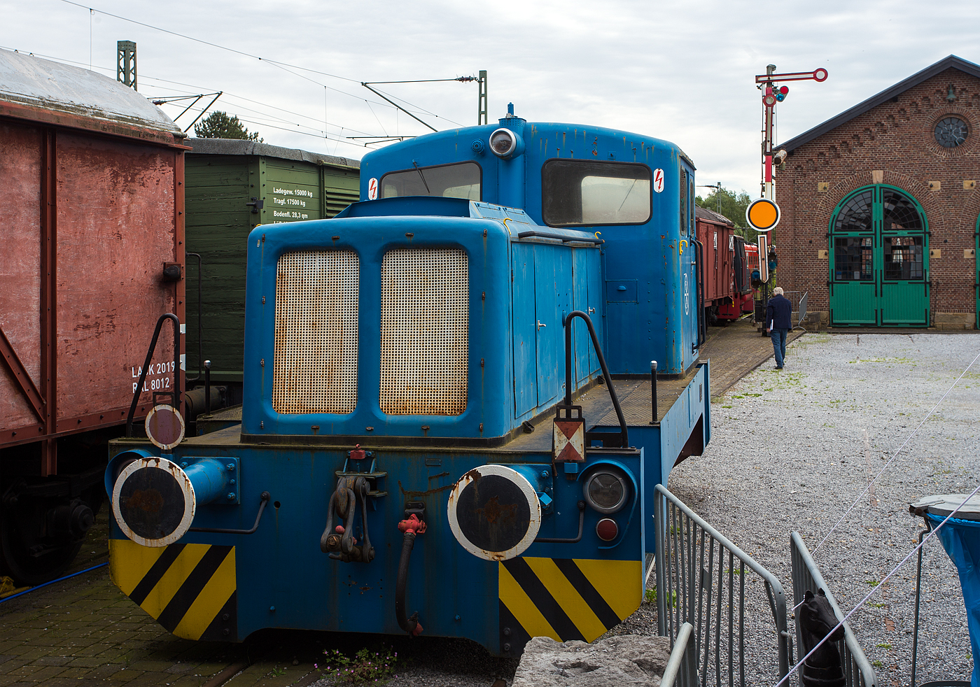 Die normalspurige LKM Industrie-Diesellok vom Typ LKM V10B vom Eisenbahn- und Heimatmuseum Erkrath-Hochdahl e.V. am 26 Mai 2024 beim Lokschuppen Hochdahl.

Die Lok wurde 161 bei VEB Lokomotivbau Karl Marx Babelsberg (LKM) unter der Fabriknummer  252 205 gebaut und an den VEB Metallurgiehandel, BT Karl-Marx-Stadt (seit 1990 wieder Chemnitz) ausgeliefert. Nach der Wende kam sie zur Thyssen Schulte GmbH in Chemnitz-Süd und ging 1996 an den Thyssen Schulte Rohrhandel GmbH in Düsseldorf-Lierenfeld. Über den Händler Mainische Feldbahnen in Schwerte ging sie im Mai 2000 an das EHEH - Eisenbahn- und Heimatmuseum Erkrath-Hochdahl e. V. .

Die LKM (VEB Lokomotivbau Karl Marx Babelsberg) ging übrigens aus dem Werk der MBA - Maschinenbau und Bahnbedarf Aktiengesellschaft, vormals Orenstein & Koppel, Berlin hervor.  

Die Neubaulok V10B aus dem zweiten Dieselloktypenprogramm war das Nachfolgemodell der N4 aus dem ersten LKM-Dieselloktypenprogramm und wurde von LKM bereits 1956 entwickelt. Als im Jahre 1958 noch die letzten N4 gefertigt wurden, rollten auch schon die ersten V10B aus den Babelsberger Werkshallen. Technisch wiesen die Normalspur-V10B große Gemeinsamkeiten mit den Schmalspur-V10C auf, allerdings hatten sie eine Treibachse weniger. 
Das Fabriknummernpräfix lautete  252 . Geliefert wurden die Lokomotiven nach Jugoslawien, Ungarn und Rumänien, aber auch nach China, Ägypten und Syrien. Außerdem waren sie bei vielen Industriebetrieben der DDR im Einsatz. Die Deutsche Reichsbahn erhielt nur vereinzelte Lokomotiven. Auf Basis der V 10 B entstanden später die leistungsstärkeren Lokomotiven der Baureihe V 15.

Die Maschinen waren mit einem luftgekühlten Dieselmotor 6 KVD 14.5 SRL des VEB Dieselmotorenwerkes Schönebeck mit 102 PS Leistung ausgestattet. Zur Kraftübertragung wurde zwischen den Achsen ein mechanisches Viergang-Zahnradgetriebe mit Wendegetriebe eingebaut, dessen Abtrieb als Blindwelle ausgeführt ist und die Kraft mittels Kuppelstangen auf die Achsen überträgt. Die Maschinen waren für den Dienst auf Anschlußbahnen vorgesehen und sind auch heute noch teilweise in diesem Einsatzgebiet anzutreffen.

TECHNISCHE DATEN:
Baujahre  1958 - 1976
gebaute Stückzahl  ca. 590
Spurweite:  1.435 mm
Achsfolge: B
Länge über Puffer:  6.940 mm
Achsabstand:  2.500 mm
größte Breite:  3.000 mm
größte Höhe über Schienenoberkante:  3.585 mm
Raddurchmesser neu:  900 mm
kleinster befahrbarer Gleisbogen:  40 m
Dienstgewicht:  18 t
Achslast:  9 t    
Motor: luftgekühlter 6 Zylinder / 4-Takt Dieselmotor vom Typ 6 KVD 14.5 SRL
Motorenhersteller:  VEB Dieselmotorenwerk Schönebeck
Leistung: 102 PS (75 kW)
Motordrehzahl: 1.500 U/min
Höchstgeschwindigkeit:  30 km/h
Leistungsübertragung: Von Blindwelle über Kuppelstangen auf die Räder
Betriebsvorräte:
Kraftstoff: 220 l
Motorenöl: 15 l
Getriebeöl: 40 l
Sand: 120 kg
