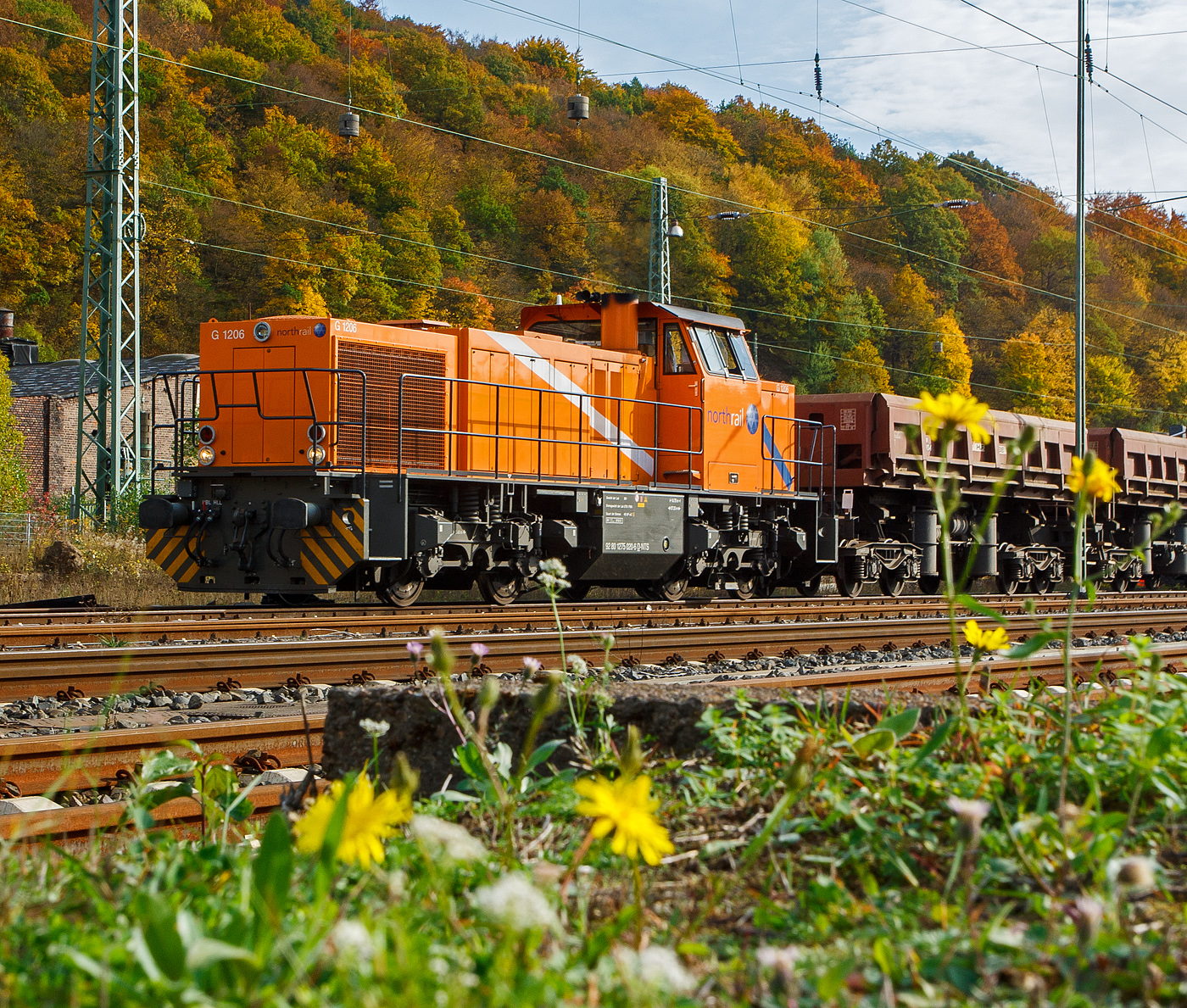 Die Northrail 275 020-6 eine Vossloh  G 1206 mit Seitenkippwagen der GBM Wiebe am 22.10.2013 beim Bahnhof Dillenburg, vermietet ist sie zurzeit an die HGB (Hessische Güterbahn GmbH, Buseck).

Die Lok wurde 2012 von Vossloh unter der Fabriknummer 5001989 gebaut. Sie trägt die NVR-Nummer 92 80 1275 020-6 D-NTS und die EBA-Nummer EBA 05F18K 019.

Technische Daten:
Antriebart:  dieselhydraulisch
Achsfolge: B'B' 
Motor: 4-Takt-12-Zylinder-Dieselmator CAT 3512 B DITA-SC 
Motorleistung: 1.500 kW bei 1.800 U/min
Höchstgeschwindigkeit: 100 km/h
Eigengewicht: 88 t
Länge über Puffer: 14.700 mm
Tankvolumen: 3.500 l
Kleinster befahrbarer Radius: 60 m
