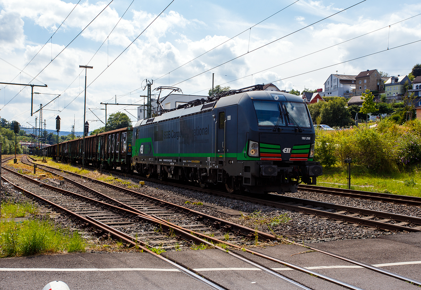 Die nun an die ecco-rail GmbH vermietete SIEMENS Vectron MS 193 258 (91 80 6193 258-1 D-ELOC) der ELL - European Locomotive Leasing (Wien) fährt am 22 Juli 2024, mit einem offen Güterzug (offene Güterwagen der Sonderbauart der Gattung Fas E78.6 der ERMEWA) durch Niederschelden in Richtung Siegen. Zwischen 2016 und 2023 war die Lok an die SBB Cargo International, was man doch noch erkennen kann. Stefan hatte sie als solche mal im Juli 2018 vor der Linse, siehe http://hellertal.startbilder.de/bild/schweiz~strecken~alte-hauensteinlinie-olten-laeufelfingen-sissach-2/619762/die-beiden-193-258-und-461.html

Die Multisystemlokomotive Siemens Vectron MS wurde 2016 von Siemens Mobilitiy in München-Allach unter der Fabriknummer 22154 gebaut.

Diese Vectron Lokomotive ist als MS – Lokomotive (Mehrsystemlok) mit 6.400 kW Leistung und 160 km/h Höchstgeschwindigkeit konzipiert. Hier in der Variante Vectron MS A 22 hat sie die Zulassungen für Deutschland, Österreich, Schweiz, Italien und die Niederlande (D/A/CH/I/NL).Die SIEMENS Vectron MS der Version A 22 besitzt die Zugsicherungssysteme ETCS BaseLine 3, sowie
für Deutschland (PZB90 / LZB80 (CIR-ELKE I)), 
für Österreich (ETCS Level 1 mit Euroloop, ETCS Level 2, PZB90 / LZB80),
für die Schweiz (ETCS Level 2, ZUB262ct, INTEGRA)
für Italien (SCMT)
und für die Niederlande (ETCS Level 1, ETCS Level 2, ATB-EGvV)