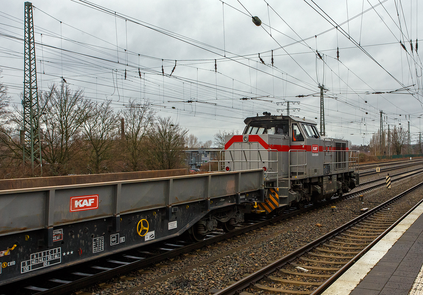 Die nun auch im Outfit (Lackierung) der  KAF - Falkenhahn Bau AG (Kreuztal)...
Die 271 006-9 „Julius“ (92 80 1271 006-9 D-VL) der KAF - Falkenhahn Bau AG (Kreuztal) eine Vossloh G 1000 BB fährt am 14 Februar 2024, mit einem Flachwagen-Bau-Zug (Wagen der Gattung Slmns1 und Klmos 702), durch den Hauptbahnhof Hamm (Westfalen). Im Oktober 2020 war sie noch als Vossloh Mietlok in Herdorf.

Die Lok wurde 2016 von Vossloh in Kiel unter der Fabriknummer 5602198 gebaut und an die Vossloh Locomotives GmbH als 92 80 1271 006-9 D-VL geliefert und war bis 2020 als Mietlok unterwegs. Im Jahr 2020 wurde sie dann an die KAF verkauft. 
