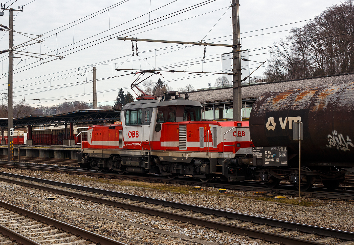 Die ÖBB 1163 008-6 „Robert“ (A-ÖBB 91 81 1163 008-6) fährt am 14 Januar 2025 mit einem Kesselwagenzug durch den Bahnhof Attnang-Puchheim auf den Westbahn in Richtung Linz

Die Lok wurden 1994 von der SGP Simmering-Graz-Pauker AG (ab 1996 Siemens SGP Verkehrstechnik GmbH) unter den Fabriknummer 80841 gebaut, die elektrische Ausrüstung ist von ABB-Brown-Boveri-Werke AG und der ELIN Antriebstechnik GmbH. 

Die Reihe 1163 ist eine vierachsige, elektrische Verschublokomotive (Rangierlokomotive) der Österreichischen Bundesbahnen (ÖBB). Sie stellt eine Weiterentwicklung der ÖBB Reihe 1063 dar und gilt als „Flüsterlok“. 