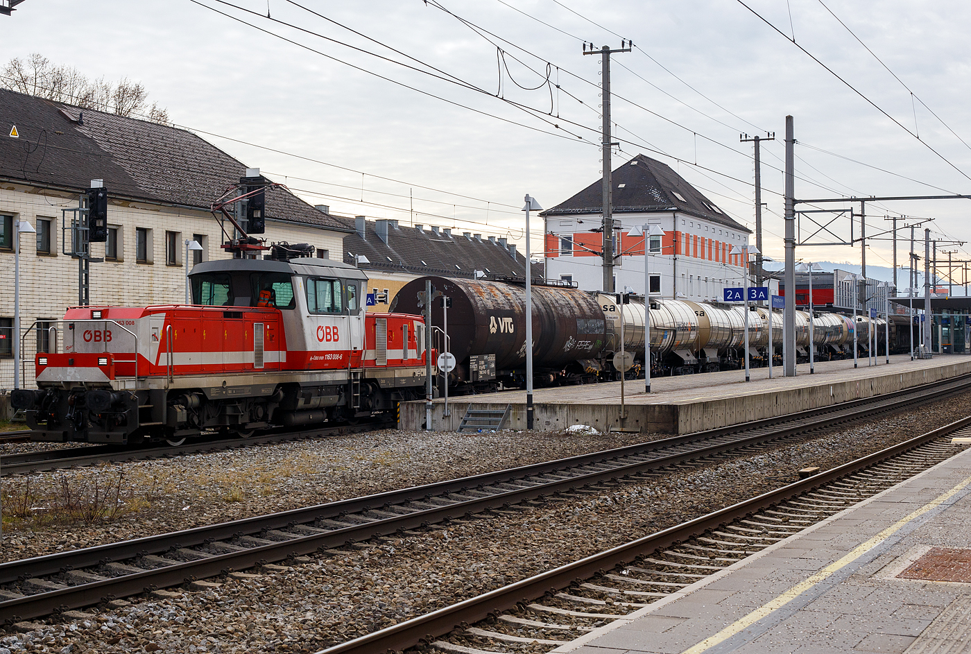 Die ÖBB 1163 008-6 „Robert“ (A-ÖBB 91 81 1163 008-6) fährt am 14 Januar 2025 mit einem Kesselwagenzug durch den Bahnhof Attnang-Puchheim auf den Westbahn in Richtung Linz

Die Lok wurden 1994 von der SGP Simmering-Graz-Pauker AG (ab 1996 Siemens SGP Verkehrstechnik GmbH) unter den Fabriknummer 80841 gebaut, die elektrische Ausrüstung ist von ABB-Brown-Boveri-Werke AG und der ELIN Antriebstechnik GmbH. 

Die Reihe 1163 ist eine vierachsige, elektrische Verschublokomotive (Rangierlokomotive) der Österreichischen Bundesbahnen (ÖBB). Sie stellt eine Weiterentwicklung der ÖBB Reihe 1063 dar und gilt als „Flüsterlok“. 