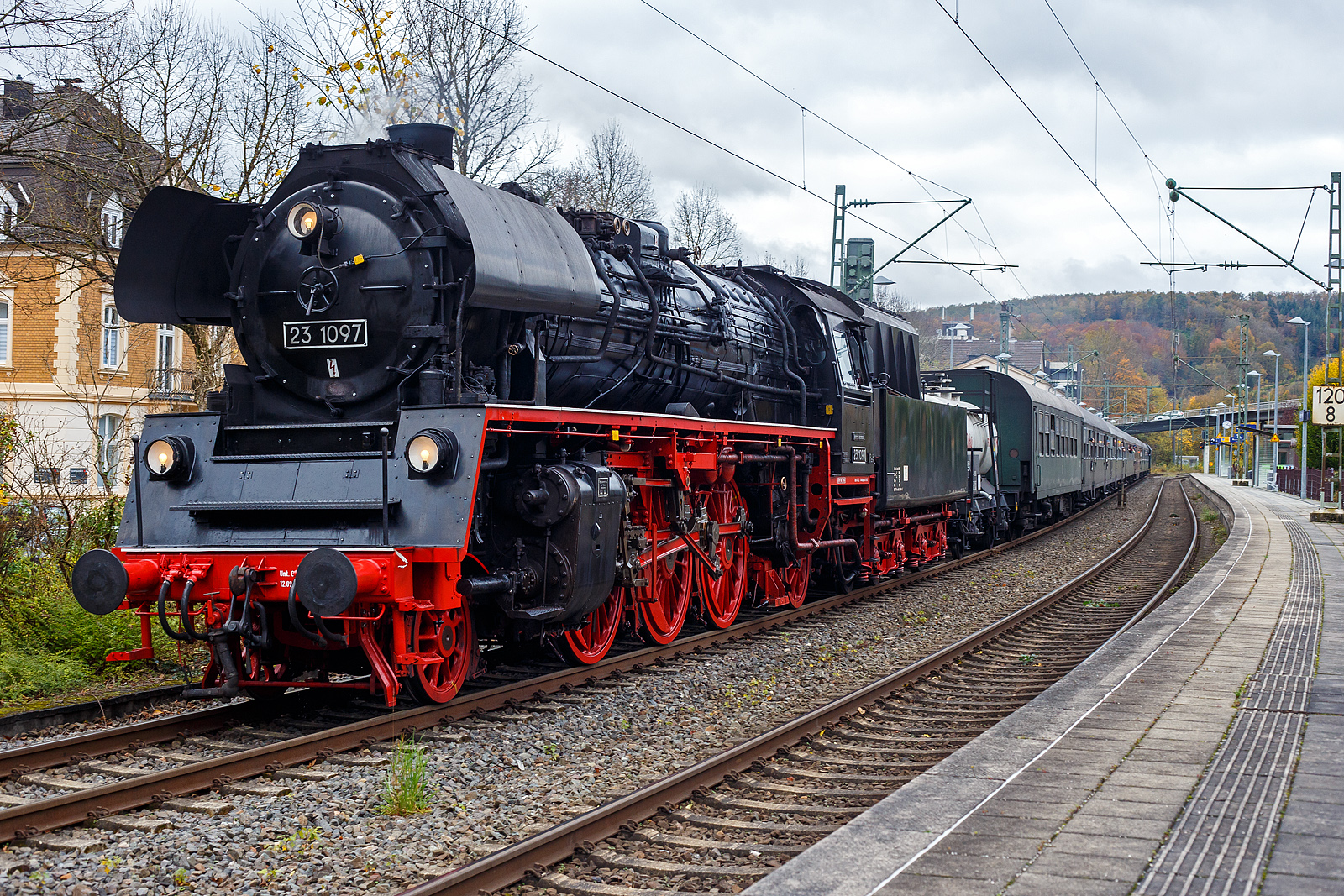 Die Personenzuglokomotive 23 1097 alias 35 1097-1 (90 80 0035 097-9 D-IGTL) der Interessengemeinschaft Traditionslok 58 3047 e. V. (Glauchau), ex DR 35 1097-1 (1970-1981), ex DR 23 1097, fährt am 02 November 2024 mit einem Dampfpendelzug der Eisenbahnfreunde Treysa e.V. zwischen Dillenburg und Betzdorf via Siegen, durch den Bahnhof Kirchen/Sieg. Hätte ich vorher gewusst dass es eine Pendelfahrt ist, so wäre ich noch bis zur Rückfahrt geblieben, aber dennoch glücklich endlich mal wieder eine große Dampflok vor der Linse.

Die ehemalige DR 23 1097, ab 1970 DR 35 1097-1 wurde 1957 von LKM - Lokomotivbau Karl Marx (Babelsberg) unter der Fabriknummer 123097 gebaut. Sie hat bereits den 4. Kessel. Bis 1965 den ursprünglichen, 1965 bis 1967 den Kessel von Lok 23 1039 (Fabriknummer 123039), 1667 bis 1971 den der Lok 23 1040 (Fabriknummer 123034) und seit 1971 hat sie den Kessel der Lok 23 1019 (Fabriknummer 123019). Gekuppelt ist sie mit ihrem ursprünglichen  2'2' T28 Tender.

Die Lok wurde am 31.August 1978 abgestellt. Ein Privatmann erwarb die Lok am 7.November 1981 für den Verein  Historische Eisenbahn Frankfurt e.V.  und ließ sie in den Westen überführen. Die Lok wurde dem Verein als nicht betriebsfähiges Ausstellungsstück zur Verfügung gestellt. Zunächst wurde die Lok im Bw Wiesbaden hinterstellt und später nach Mainz-Bischofsheim überführt. Im dortigen Rundlokschuppen konnte die Lok geschützt abgestellt werden. Am 17. und 18.September 1993 wurde die 23.10er dann auch beim Fest 125 Jahre Bw Bischofsheim ausgestellt. Seit 3.Oktober 1996 befindet sich die Lok in der Obhut der BSW-Freizeitgruppe  IG 58 3047  im Bw Glauchau. Die Lok wurde bei einem Rangierunfall am 24.August 2002 in Chemnitz so stark beschädigt, dass sie zunächst nicht mehr weiterbetrieben werden konnte. Im August 2003 wurde die beschädigte Lok in das DLW Meiningen überführt. Die Reparatur zog sich bis in den Sommer 2007 hin. Nach der Reparatur inklusive der fälligen Kesselhauptuntersuchung konnte die 23.10er im Juni 2007 wieder in Betrieb genommen werden. Eigentümer der Lok ist die Interessengemeinschaft Traditionslok 58 3047 e.V..

Die DR-Baureihe 35.10 (ex DR 23.10):
Wie im Westen so auch im Osten brauchte man neu Personenzuglokomotiven, so wurde bei der DR Baureihe 23.10, aus der kriegsbedingt nur in zwei Exemplaren gebauten Einheitsdampflokomotive der Baureihe 23 (diese war als Ersatz für die P 8 vorgesehen), weiterentwickelt. Es wurden allerdings nur die Abmessungen des Trieb- und Laufwerkes übernommen. Die Lokomotiven erhielten einen Mischvorwärmer der Bauart IfS/DR und Kessel mit Verbrennungskammern, und das Führerhaus wurde großzügiger gestaltet. Ab der Betriebsnummer 23 1003 wurde auf den Speisedom verzichtet.  Von 1955 bis 1959 wurden insgesamt 113 Exemplare gebaut und mit den Betriebsnummern 23 1001–1113 in Dienst genommenen. Sie kamen meist im leichten bis mittelschweren Schnellzugdienst zum Einsatz. Mit der Einführung der EDV-gerechten Nummerierung zum 1. Januar 1970 erhielten die Lokomotiven die neuen Betriebsnummern 35 1001–1113.

Im Gegensatz zu den Vorbildlokomotiven der DR-Baureihe 23 war Basis der Baureihe 23.10 ein geschweißter Blechrahmen mit Ober- und Untergurt und 25 mm Wangenstärke. Der Kessel einschließlich der Feuerbüchse wurde ebenfalls als stählerne Schweißkonstruktion ausgeführt, die Rohrlänge betrug 4.200 mm. Für die Kesselspeisung wurden eine saugende Dampfstrahlpumpe und eine Verbund-Mischpumpe VMP 15-20 Bauart BBW (250 l/min) verbaut.
Die vordere Laufachse (mit +/- 115 mm Seitenspiel) und die erste Kuppelachse (mit +/- 10 mm Seitenspiel) wurden als Krauss-Helmholtz-Lenkgestell durchgebildet, die Schleppachse als Bisselgestell mit +/- 55 mm seitlichem Spiel. Das Fahrwerk ist als Vier-Punkt-Abstützung konzipiert.
Der Antrieb der Dampfmaschine erfolgte auf die zweite Kuppelachse, die Serienloks wurden mit Trofimoff-Schiebern ausgerüstet.

Mit der DR-Baureihe 50.40 hatte die 23.10 viele Gleichteile, so Kessel, Rauchkammer, Führerhaus oder Schlepptendern der Bauart 2'2' T 28.
Die Lok konnten einen Zug von 365 t in der Ebene mit 110 km/h und auf 10 Promille Steigung noch 335 t mit 60 km/h oder 565 t mit 40 km/h befördern.

Die letzten Loks wurden 1978 in Nossen ausgemustert, die 35 1113 fuhr jedoch als DR-Traditionslok bis zum 15.03.1992, diese gehört heute dem DB Museum und ist als Leihgabe bei der IG Dampflok Nossen e.V..

TECHNISCHE DATEN der BR 23.10 (ab 1970 BR 35.10):
Gebaute Stückzahl: 113
Hersteller: LKM Babelsberg
Baujahre: 1955–1959
Spurweite: 1.435 mm (Normalspur)
Bauart: 1'C1' h2
Gattung: P 35.18
Länge über Puffer:  22.660 mm
Leergewicht (ohne Tender): 78.5 t
Dienstgewicht:  87,2 t (ohne Tender) / 138 t (Lok und Tender)
Radsatzfahrmasse: 18,3 t
Höchstgeschwindigkeit: 110 km/h (vorwärts) / 50 km/h (Rückwärts)
Indizierte Leistung: 1.250 kW (1.700 PS)
Treibraddurchmesser: 1.750 mm
Laufraddurchmesser vorn: 1.000 mm
Laufraddurchmesser hinten: 1.250 mm
Zylinderanzahl: 2
Zylinderdurchmesser: 550 mm
Kolbenhub:  660 mm
Kesselüberdruck: 16 bar
Rostfläche:  3,71 m
Strahlungsheizfläche: 	7,9 m²
Rohrheizfläche: 141,7 m²
Überhitzerfläche:  68,50 m²
Verdampfungsheizfläche:  59,60 m²
Tender: 2'2' T28
Wasservorrat: 28 m³
Brennstoffvorrat: 10 t (Kohle)
