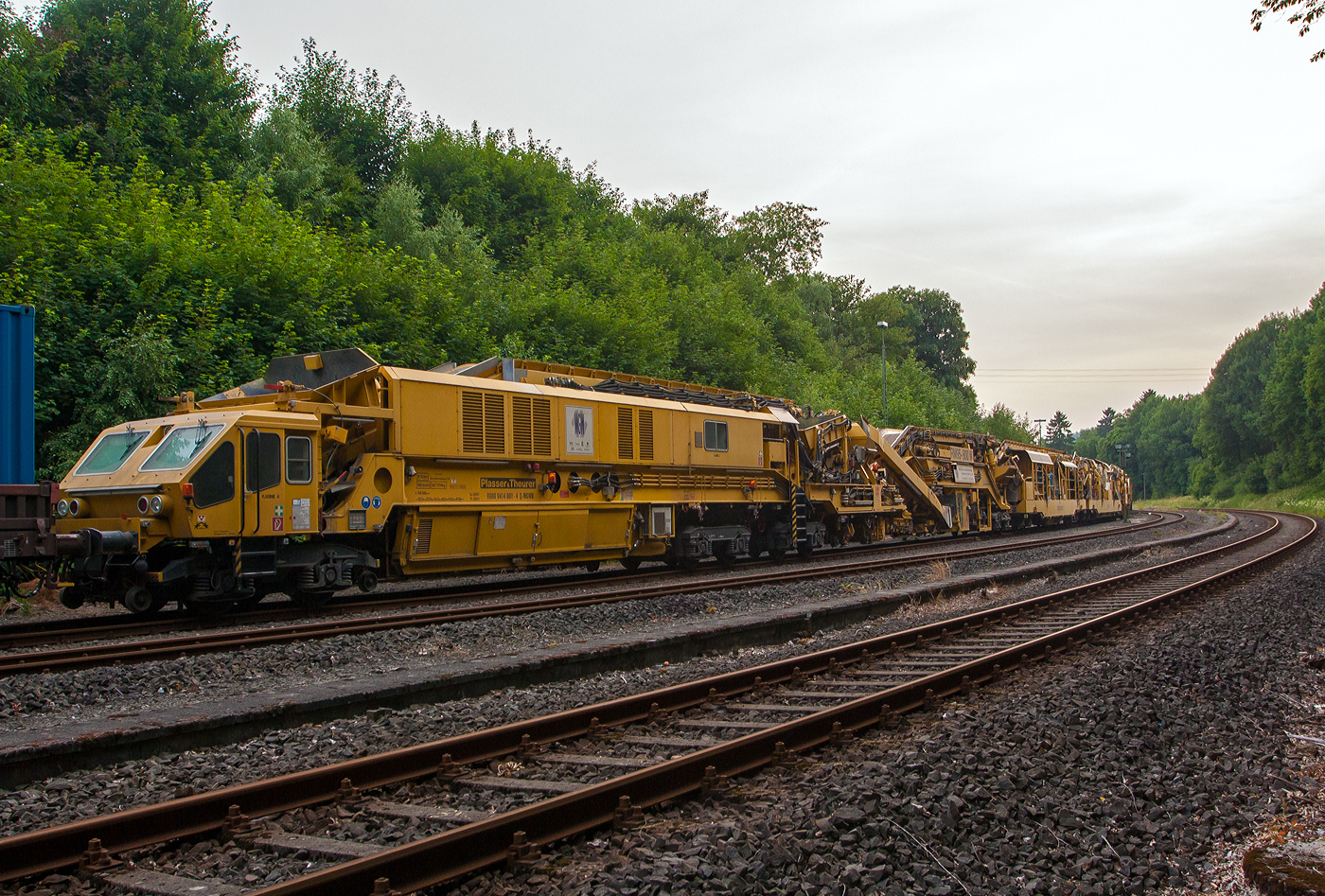 Die Plasser & Theurer Bettungsreinigungsmaschine RM 95-800 W, Schweres Nebenfahrzeug Nr. 99 80 9414 001-4 D-MWGB, der MGW Gleis- und Weichenbau-Gesellschaft mbH & Co. KG (Berlin) wartet am 14 Juli 2013 in (Burbach) Würgendorf auf ihren Einsatz.auf der Hellertalbahn (KBS 462). Hier ohne Schotterwaschmodul.

Die Grundmaschine wurde 2010 von Plasser & Theurer unter den Fabriknummern 5221 bis 5224 gebaut, sie hat die VDM Nr. 99 80 9414 001-4 D-MWGB.

Bei der RM 95-800 W von Plasser & Theurer handelt es sich um eine Hochleistungsbettungsreinigungsmaschine mit integriertem Schotterwaschmodul und einer Abwasserkläranlage.

Im Rahmen der kompletten Schotteraufbereitung wird das sogenannte Feinkorn separiert und nur noch dieses muss abtransportiert werden. Der zur Wiederverwendung vorgesehene Schotter wird gewaschen, wieder angeschärft und anschließend in das Gleisbett eingebracht. Durch diese Maßnahmen werden eine bessere Qualität des Schotterbetts und eine längere Liegedauer gewährleistet. Optional kann jedoch auch Neuschotter zugemischt werden. Durch diese besondere Konzeption der Maschine tritt nicht nur eine erhebliche Kosteneinsparung ein, sondern auch die mit dem geringeren Transportaufwand verbundenen Emissionen werden erheblich reduziert.

TECHNISCHE DATEN der RM 95-800 W:
Gesamtgewicht: 427.000 kg
Länge über Puffer: 114.980 mm (ohne Klärwagen)
Drehzapfenabstände: 15.000/ 25.500/ 14.500/ 16.000/10.000/10.500 mm
Höhe: 4.295 mm
Breite: 3.250 mm
Achsanzahl: 22
Höchstgeschwindigkeit : 19 km/h (Eigenfahrt) / 100 km/h (geschleppt):
Reinigungsleistung: bis 300 m³/h bei Reinigung/Vollaushub und Waschbetrieb.
