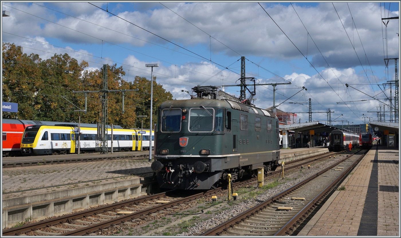 Die Re 4/4 II 11161 übernimmt in Singen ein IC von Stuttgart für die Weiterfahrt nach Zürich. 

19. Sept. 2022