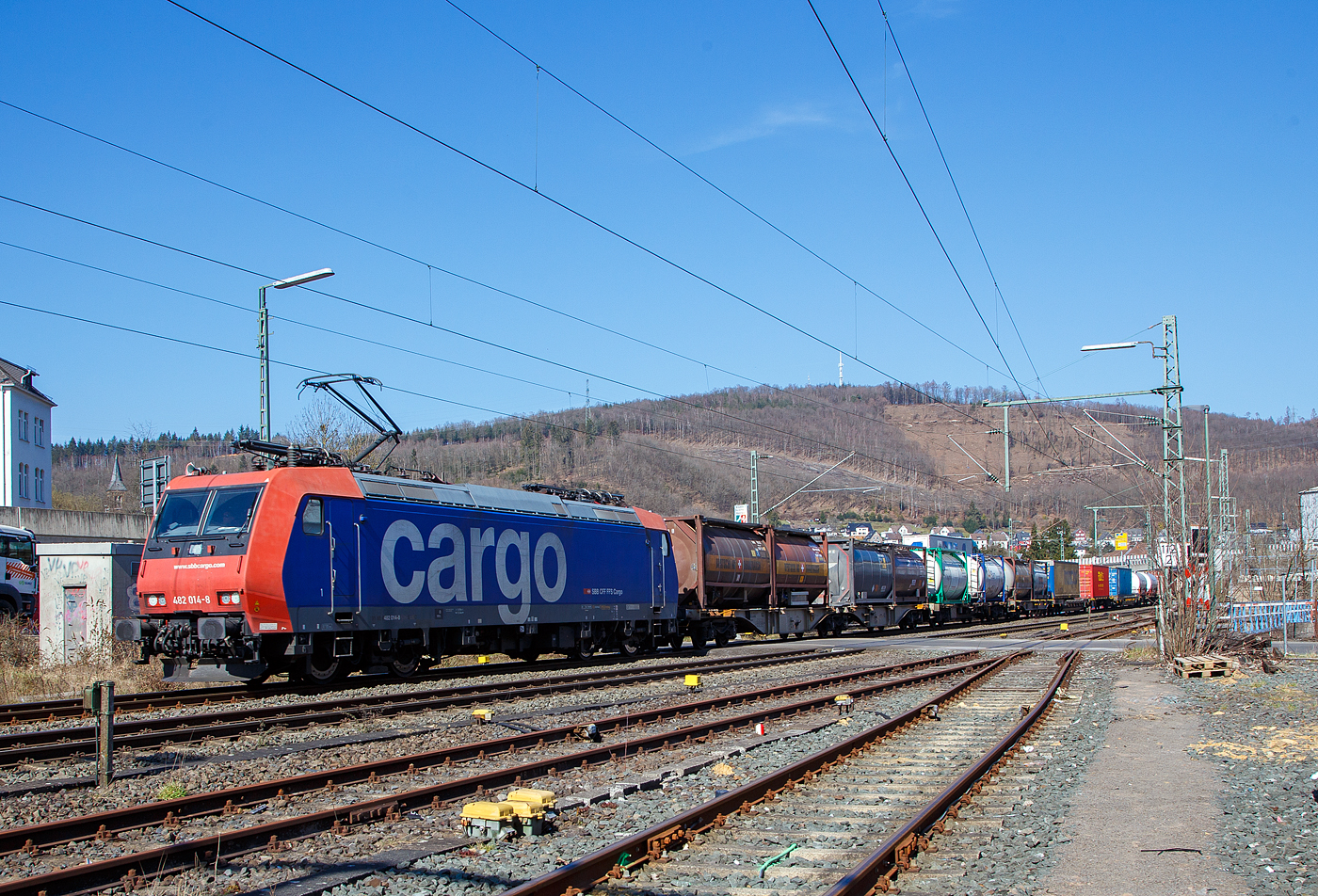 Die Re 482 014-8 (91 85 4482 014-8 CH-SBBC) der SBB Cargo AG fährt am 24.03.2021, mit einem HUPAC-KLV/Container-Zug durch Niederschelden in Richtung Köln.

Die TRAXX F140 AC1 wurde 2002 von Bombardier in Kassel unter der Fabriknummer 33539 gebaut und an die SBB Cargo AG geliefert. Sie hat die Zulassungen und Zugbeeinflussungssysteme für die Schweiz und Deutschland. Zurzeit ist sie an die SBB Cargo International AG vermietet.

Obwohl die Baureihe Re 482 der SBB Cargo grundsätzlich von der Baureihe 185 abgeleitet ist, gibt es doch kleine Unterschiede. Wie bei der deutschen Baureihe 185 handelt es sich bei der Re 482 um eine Zweisystemlokomotive für 15 kV, 16 2/3 Hz und 25 kV, 50 Hz. Zugelassen sind die Lokomotiven für das deutsche und Schweizer Bahnnetz. Im Gegensatz zu den Loks der Baureihe 185, die ab Werk erst ab etwa 185 050 mit einer Leistung von 5.600 kW ausgeliefert wurden, kamen die Loks der Bauart Re 482 bereits mit der erhöhten Leistung zur SBB Cargo.

Weiterhin verfügen alle Re 482 über vier Stromabnehmer, von denen jeweils zwei für die deutsche und zwei für die schweizerische Oberleitung ausgelegt sind. Im Bereich der Sicherungstechnik verfügen die Loks über die deutschen Systeme Indusi, LZB 80 und PZB 90 und die Schweizer Systeme Signum und ZUB 262. Zusätzlich sind im Lokkasten Kameras eingebaut, die Rückspiegel ersetzen sollen. 
Jedoch wurden die Loks 482 010 bis 482 014 (wie diese hier) ohne  Schweizpaket  ausgeliefert und waren erst nur für Deutschland zugelassen. Bei diesen Loks fehlten die Stromabnehmer mit Schweizer Schleifstück, das Sicherungssystem Integra und die bereits erwähnten Kameras. Diese fünf Loks wurden aber alle Ende 2003 auf das  Schweizpaket  umgebaut.

Mit der zweiten Bauserie der Re 482, die ab 482 035 gab es einige Veränderungen an der Lok. Zudem sind diese nun TRAXX F140 AC2. Der gesamte Lokkasten wurde neu gestaltet und auf sein Crashverhalten optimiert. Ebenso erhielten die Fahrzeuge nun neue Puffer, die wiederum mit dämpfenden Elementen verschraubt sind.

Auf Anhieb sichtbar sind die Unterschiede zwischen der ersten und der zweiten Baureihe: Bei der zweiten Bauserie (TRAXX F140 AC2) ist der Übergang zwischen der Dach- und der Stirnfläche wesentlich stärker geknickt als vorher. Weiterhin sind die bisher auf verschiedenen Ebenen angebrachten Griffstangen an der Lokfront bei der zweiten Baureihe nun auf gleiche Höhe direkt unter die Führerstandsfenster gerückt. Unter den Stirnfenstern befindet sich nun eine Klappe, in der die Klimageräte für den Führerstand untergebracht sind. Zudem verfügen einige Re 482 der zweiten Serie (TRAXX F140 AC2) teilweise über Zulassungen für Österreich. 

TECHNISCHE DATEN:
Spurweite: 1.435 mm (Normalspur)
Achsfolge: Bo'Bo'
Dienstgewicht: 85 t
Länge über Puffer: 18.900 mm
Drehzapfenabstand: 10.440 mm
Dauerleistung: 5.600 kW
Höchstgeschwindigkeit: 140 km/h
Fahrleitungsspannung:15000 V, 16.7 Hz ~
Zulassungen: CH / D (Zweite Serie teilweise auch A)