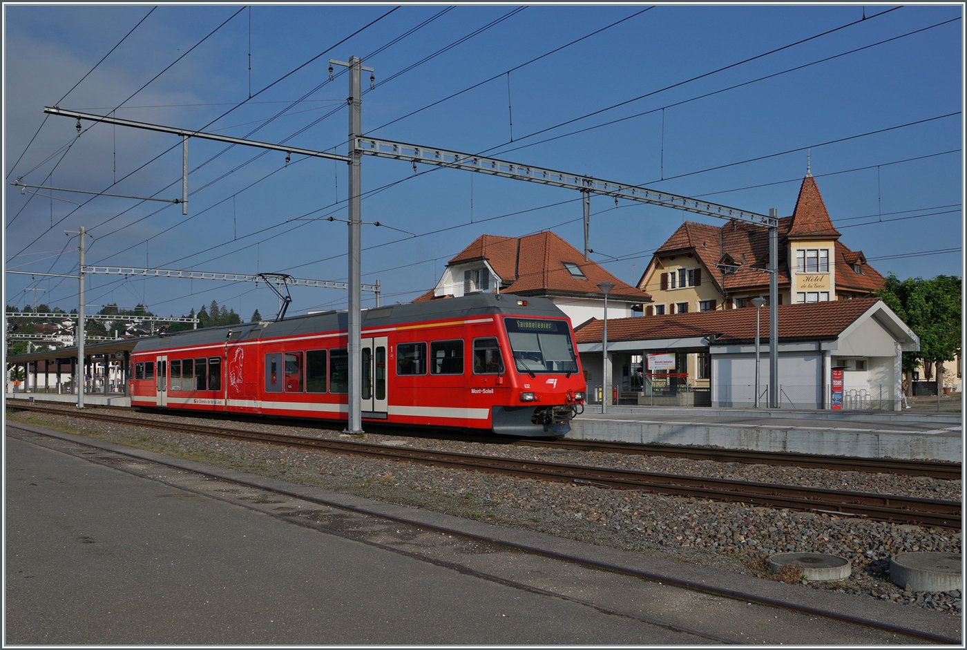 Die relativ geringe Bevölkerungsdichte entlang der CJ Strecken rechtfertigt leider keinen Halbstundentakt, in den Hauptverkehrszeiten verkehrt aber doch der eine oder andere Zug zusätzlich zum Stundentakt, wie z. B der CJ GTW ABe 2/6 632  Mont-Soleil  von La Chaux de Fond nach Saignelégier als R36 221, hier beim kurzen Halt in Le Noirmont.


26. Juni 2024