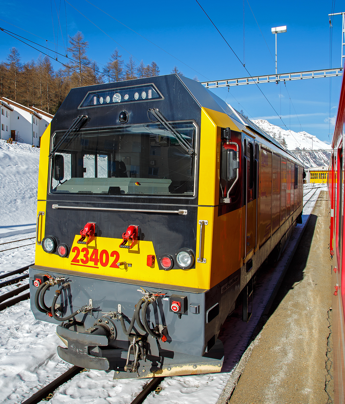 Die RhB Gmf 4/4 23402 „Engadin“ (D2), ex Gmf 4/4 28704, am 20.02.2017 im Bahnhof Pontresina.

Vielseitig fürs Gebirge ist diese vierachsige dieselelektrische Universallokomotive der RhB Infrastruktur. Die Lok wurde 2013 von Schalker Eisenhütte Maschinenfabrik GmbH in Gelsenkirchen unter der Fabriknummer 2586, als Gmf 4/4 28702 für die RhB gebaut, 2015 wurde sie in Gmf 4/4 23402 „Engadin“ (D2) umbezeichnet. 