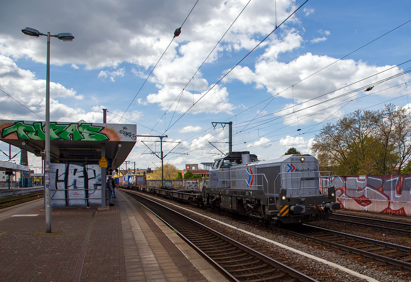 Die RHC DE 504 alias 4185 020-9 (92 80 4185 020-9 D-RHC), eine Vossloh DE 18, der RheinCargo fährt am Sonntag den 30.04.2023 mit einem KLV-Zug durch den Bahnhof Köln-Ehrenfeld in Richtung Köln-West.

Die dieselelektrische DE 18 wurde 2018 von Vossloh in Kiel unter der Fabriknummer 5502377 gebaut und an die RheinCargo GmbH & Co. KG in Neuss geliefert.
