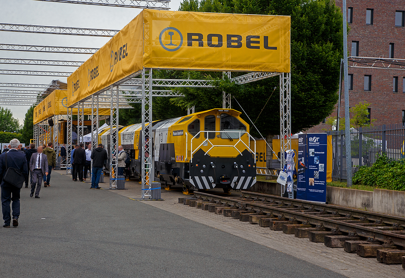 Die Robel Bahnbaumaschinen GmbH aus Freilassing (geh�rt zu Plasser & Theurer) pr�sentierte auf der 28. Internationale Ausstellung Fahrwegtechnik (iaf) in M�nster (hier am 31.05.2022) das dreiteilige Schienenbearbeitungssystem ROMILL Urban 3 E� f�r die Plasser American Corporation (PAC) mit Sitz in Chesapeake, Virginia. Die Lieferung soll im Sommer 2022 erfolgen. Das Schienenbearbeitungssystem ROMILL Urban E� ist ein gemeinsames Projekt von Robel, Schweerbau International GmbH & Co.KG (SBI) und Vogel & Pl�tscher GmbH & Co.KG, es ist die weltweit erste Hybrid-Fr�smaschine von Robel. Die Firmen Schweerbau und SBI geh�ren auch zur Robel Holding GmbH, ex Deutsche Plasser Holding GmbH.

Fahrzeugdesign, Antriebs -und Fr�stechnologien der Romill Urban E� wurden von SBI speziell f�r die U-Bahn Instandhaltung entwickelt. Die drei Einheiten sind f�r sehr kleine Lichtraumprofile, beispielsweise die der London Underground, ausgelegt und k�nnen somit in beinahe allen nordamerikanischen Tunneln eingesetzt werden. Der Hybrid-Antrieb, eine Kombination aus Batteriespeicher und Range-Extender �ber einen abgasreduzierten Dieselmotor, erm�glicht emissionsfreie Schienenbearbeitung. Der Hybridantrieb erm�glicht mit seiner Hochleistungsbatterie bis zu 3 Stunden emissionsfreien Betrieb (kein CO, CO2 oder NOx etc.). Dar�ber hinaus fungiert der integrierte Tier-4-F-Dieselmotor als Range Extender und bietet Schnellladef�higkeiten.

Romill Urban E� ist mit einer neuen, rein elektrischen Fr�stechnologie ausgestattet, die erstmals auch die Bearbeitung von Gleisen mit geringer Gleislagequalit�t erlaubt. Die Reprofilierung der Schiene erfolgt staub- und funkenfrei mit vollst�ndigem Recycling der Sp�ne. Zur Erzeugung einer l�rmoptimierten Schienenlauffl�che kommt zus�tzlich ein Hochgeschwindigkeits-Polierprozess zur Anwendung. Das revolution�re neue Schneidkopfdesign f�hrt zu einer l�ngeren Werkzeuglebensdauer und erm�glicht erweiterte Einsatzm�glichkeiten ohne Werkzeugwechsel. Die Maschine ist mit modernster Messtechnik ausgestattet, darunter Metallabtrag, Querprofil, L�ngsprofil und Wirbelstromsystem. Durch die modulare Konfiguration ist zur Leistungssteigerung 4-teilige Einheit m�glich.

Durch das kompakte Layout der Fr�smaschine passt sie die engsten U-Bahn-Tunnel. Sein ergonomisches dreiteiliges Maschinendesign erm�glicht eine schnelle De-/Remontage und einen einfachen LKW-Transport zwischen den Einsatzorten.

TECHNISCHE DATEN:
Fahrzeugl�nge: 23.000 mm
Breite: 2.350 mm
H�he: 2.850 mm
Anzahl der Achsen: 6 (3 Wagen mit je 2 Achen)
Gewicht: 77,5 t
Max. Achslast: 13,3 t
H�chstgeschwindigkeit bei Eigenfahrt: 60 km/h (37 mph)
Min. Kurvenradius im Fahrbetrieb: R 30 m (164 ft)
Min. Kurvenradius im Arbeitsbetrieb: R 50 m (99 ft)
Minimalradien f�r Bearbeitung: 50 m
Minimalradien f�r Fahrten: 50 m
Hauptmotor :Diesel eu stage V
Optionaler Antrieb: Akku
Vorschub: 300 – 1200 m/h
Abtrag je �berfahrt: 0,1 – 1,5 mm

Quellen: Robel, Plasser American