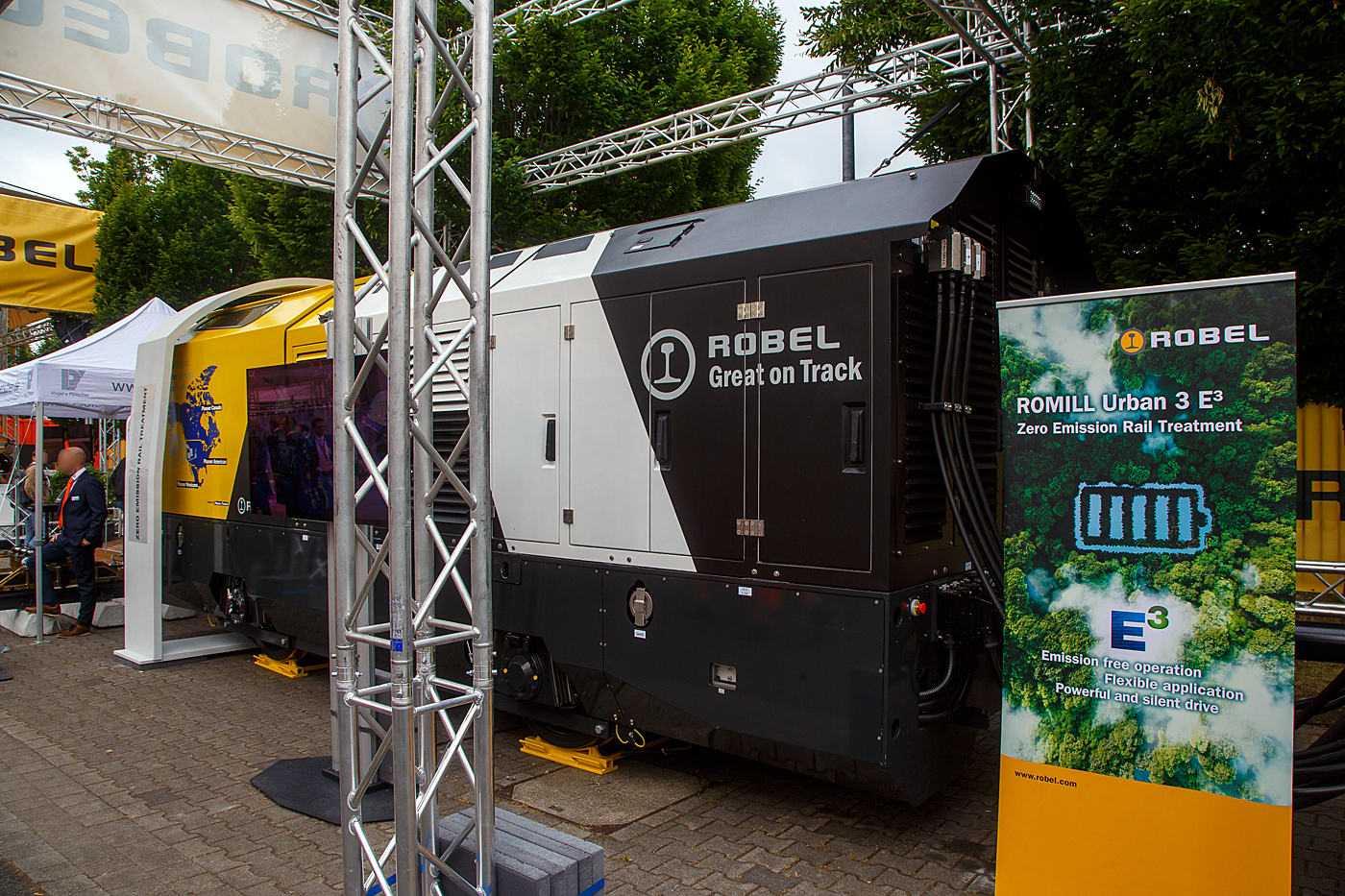 Die Robel Bahnbaumaschinen GmbH (Robel) pr�sentiert auf der 28. Internationale Ausstellung Fahrwegtechnik 2022 (iaf) in M�nster (hier am 31.05.2022) das dreiteilige Schienenbearbeitungssystem ROMILL Urban 3 E� f�r die Plasser American Corporation (PAC) mit Sitz in Chesapeake, Virginia. Die Lieferung soll im Sommer 2022 erfolgen. Das Schienenbearbeitungssystem ROMILL Urban E� ist ein gemeinsames Projekt von Robel, Schweerbau International GmbH & Co.KG (SBI) und Vogel & Pl�tscher GmbH & Co.KG, es ist die weltweit erste Hybrid-Fr�smaschine von Robel.

Hier das hintere 3. Wagenteil (Segment) mit der Antriebtechnik und dem Batteriespeicher.
