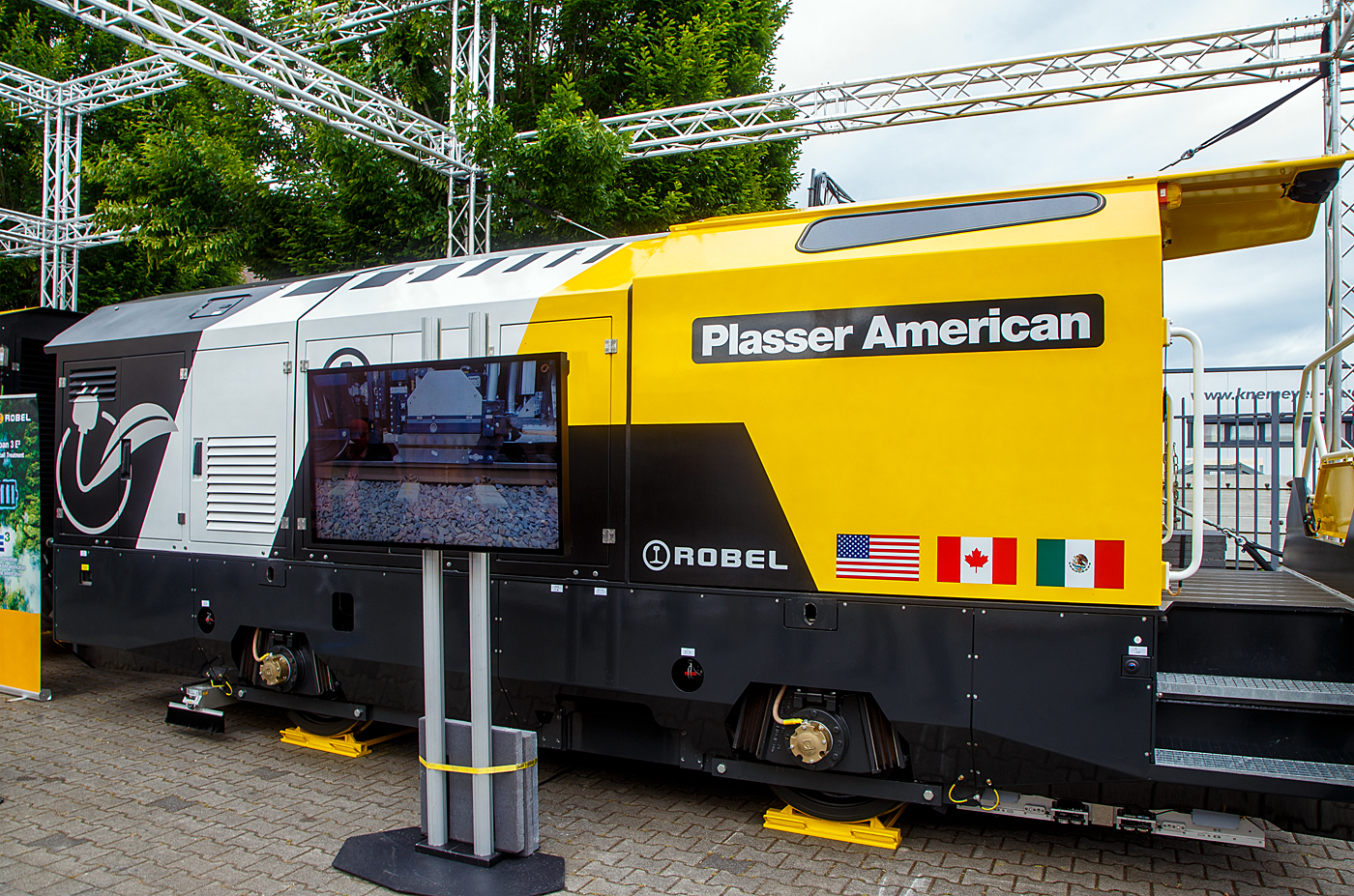 Die Robel Bahnbaumaschinen GmbH (Robel) pr�sentiert auf der 28. Internationale Ausstellung Fahrwegtechnik 2022 (iaf) in M�nster (hier am 31.05.2022) das dreiteilige Schienenbearbeitungssystem ROMILL Urban 3 E� f�r die Plasser American Corporation (PAC) mit Sitz in Chesapeake, Virginia. Die Lieferung soll im Sommer 2022 erfolgen. Das Schienenbearbeitungssystem ROMILL Urban E� ist ein gemeinsames Projekt von Robel, Schweerbau International GmbH & Co.KG (SBI) und Vogel & Pl�tscher GmbH & Co.KG, es ist die weltweit erste Hybrid-Fr�smaschine von Robel.

Hier das f�hrende 1. Wagenteil (Segment) mit dem F�hrerstand und der Bedienkabine.
