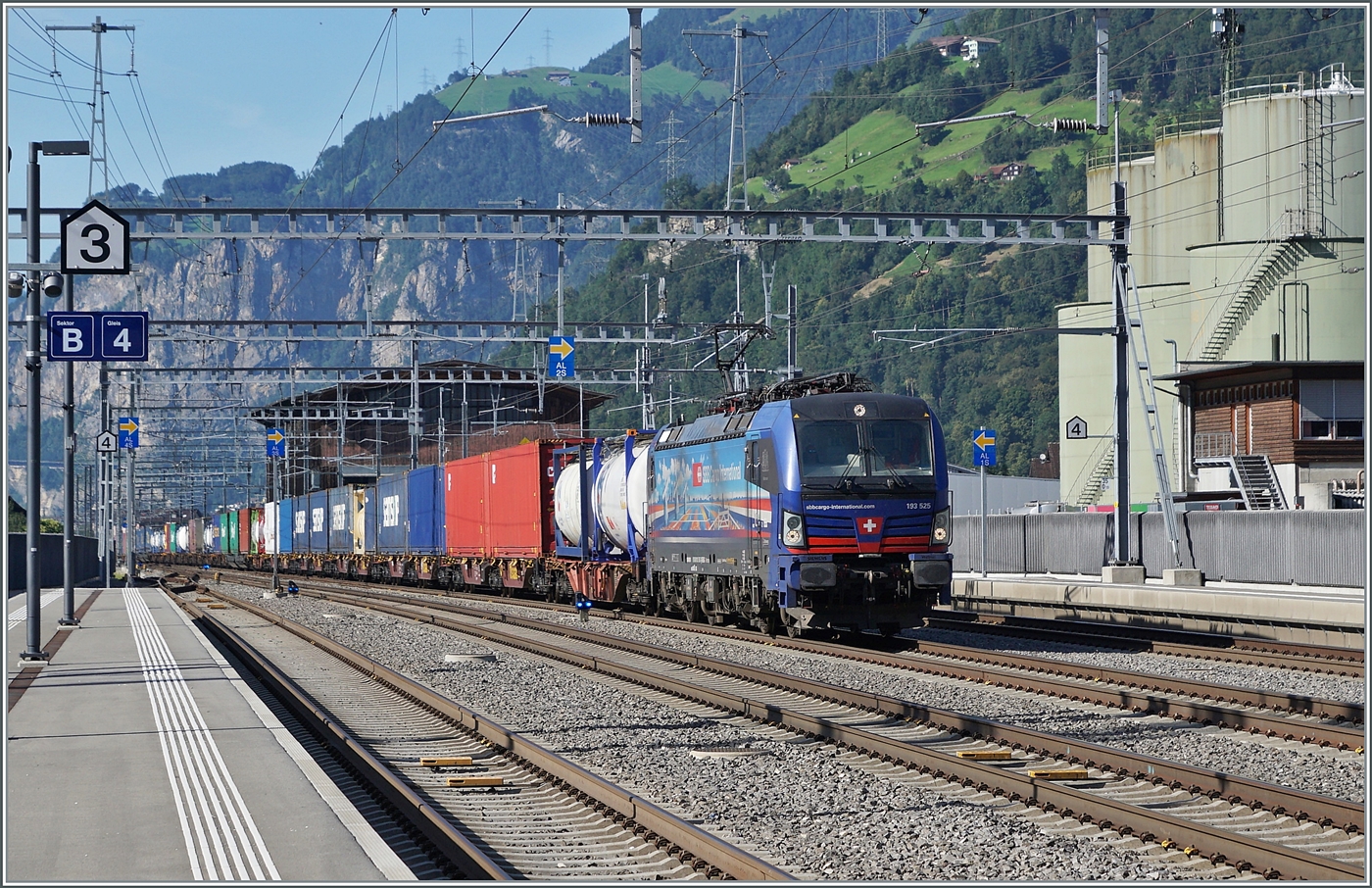 Die SBB 193 525 erreicht mit einem Güterzug den Bahnhof von Altdorf und wird (wahrscheinlich) auf ihrer Fahrt nach Süden durch den Gotthard Basis Tunnel (GBT) fahren. 

4. Sept. 2023