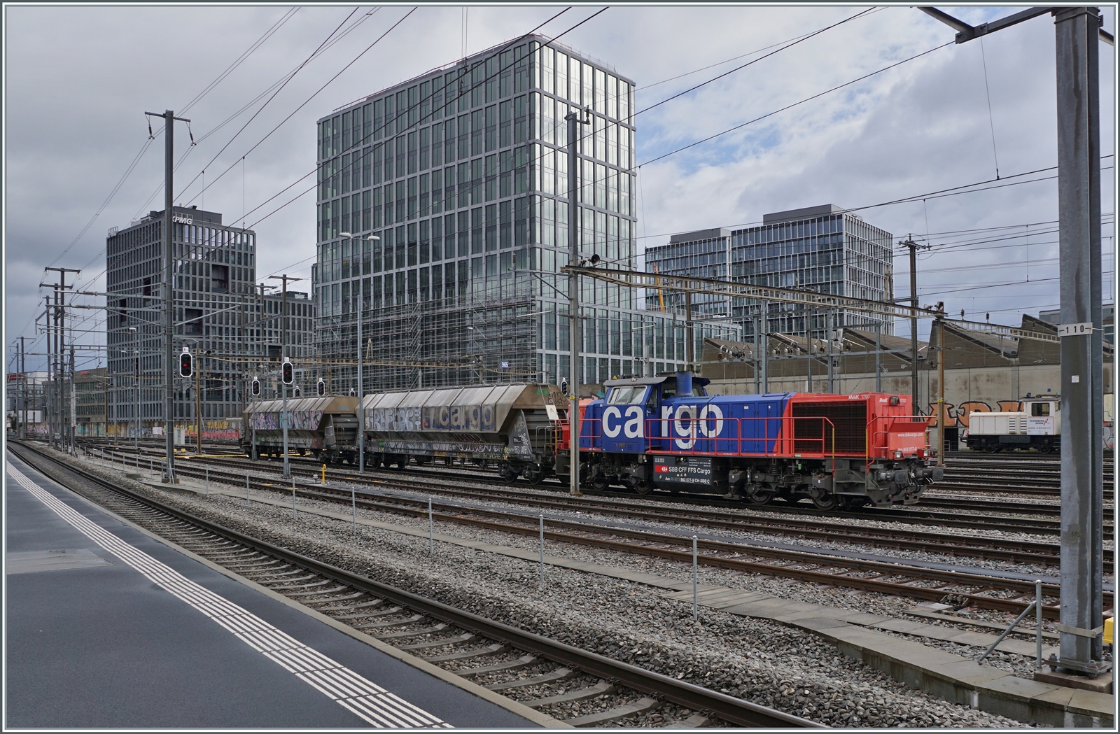 Die SBB Am 843 077-9 rangiert in Genève La Praille Getreidewagen. Vom Bahnhof Lancy Pont Rouge hat man einen sehr schönen Blick auf den Rangierbahnhof, auch wenn dort all zuviel Verkehr zu beobachten ist.

10. März 2023