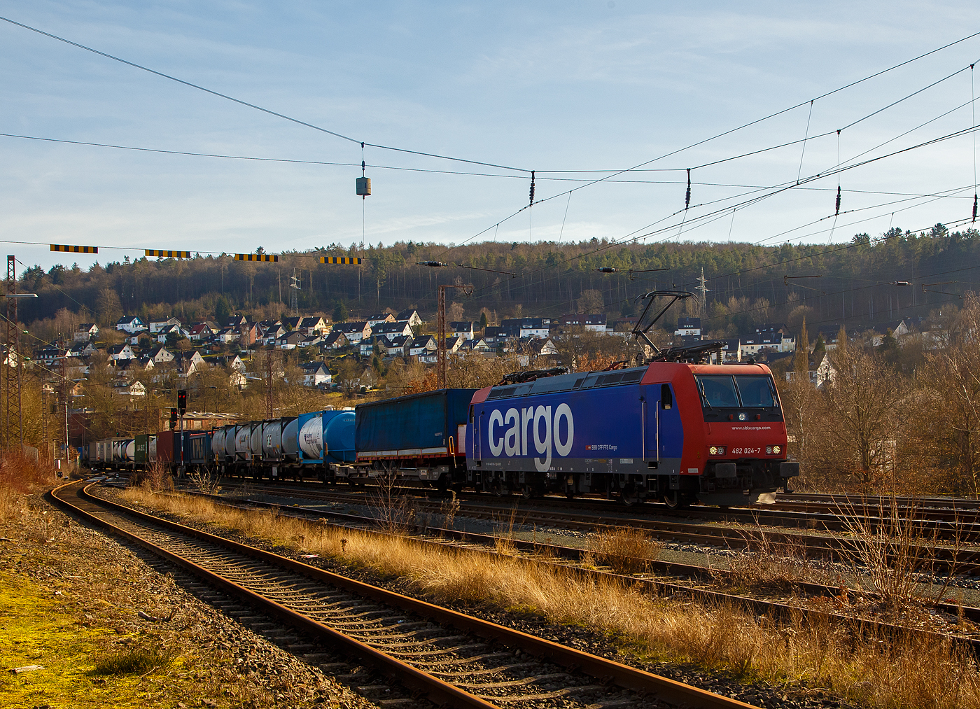 Die SBB Cargo Re 482 024-7 (91 85 4482 024-7 CH-SBBC) fährt am 20.02.2021 mit einem KLV-Zug durch Siegen (Kaan-Marienborn) in Richtung Norden bzw. Giersbergtunnel. Nochmal einen lieben Gruß an den netten Lokführer zurück.

Die TRAXX F140 AC1 wurde 2003 von Bombardier in Kassel unter der Fabriknummer 33590 gebaut und an die SBB Cargo AG geliefert. Sie hat die Zulassungen und Zugbeeinflussungssysteme für die Schweiz und Deutschland.
