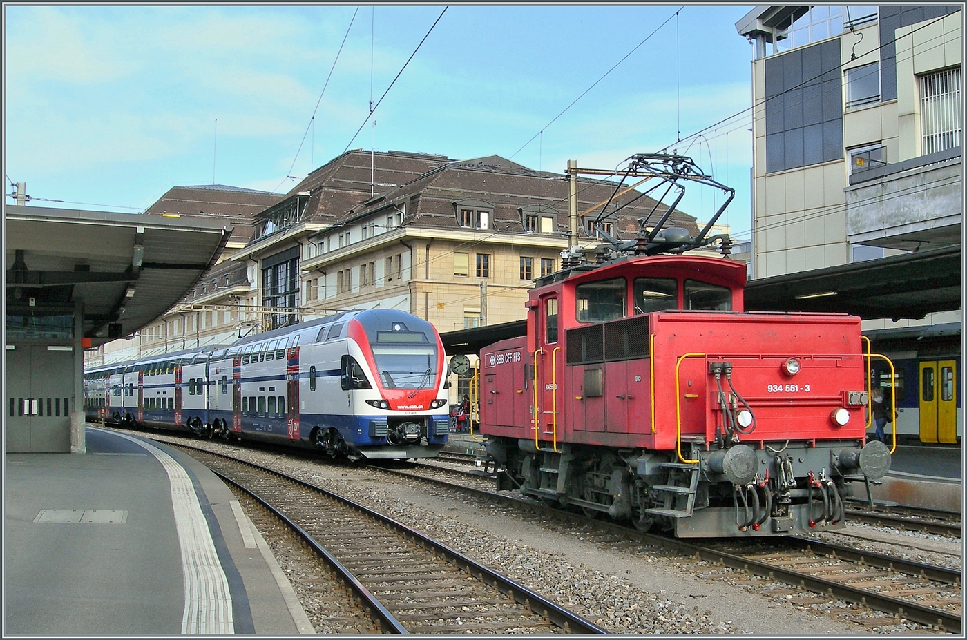 Die SBB Ee 3/3 IV 16551 / Ee 934 551-3 rangiert in Lausanne. Die Lok ist für vier Stromsysteme ausgerüstet: 15000 V 16 2/3 Hz Wechselstrom, 25000 V 50 Hz Wechselstrom, 1500 V Gleichstrom und 3000 V Gleichstrom.

14. April 2011
