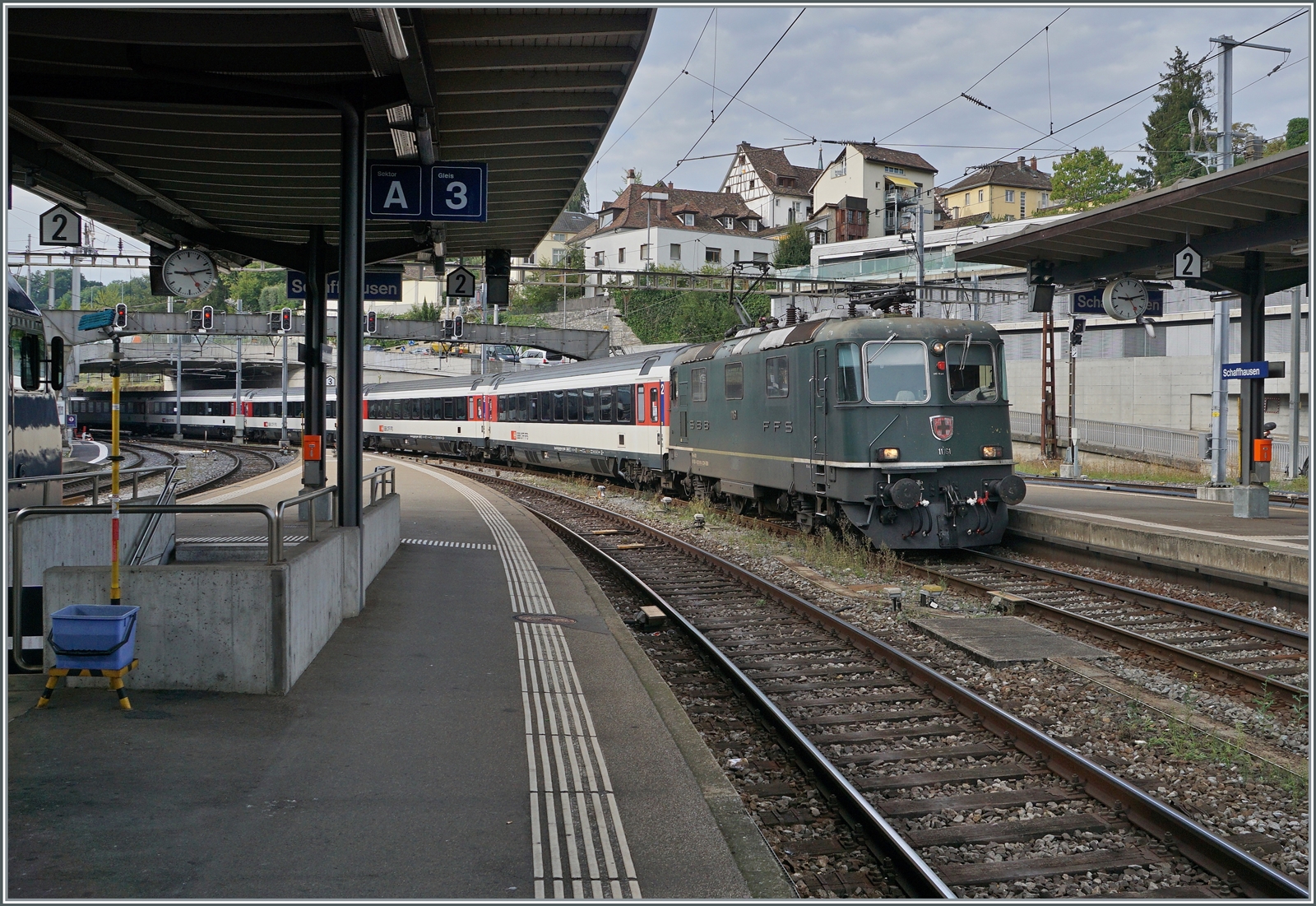 Die SBB Re 4/4 II erreicht mit ihre IC nach Singen den Bahnhof von Schaffhausen. 

9. Sept. 2022