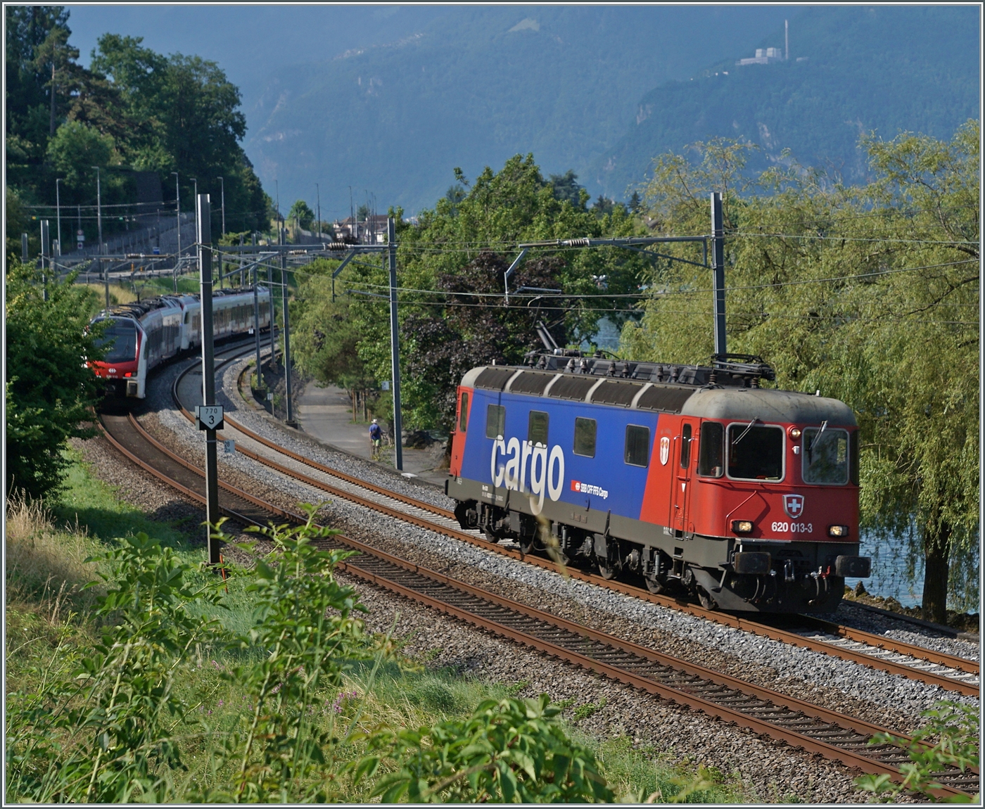 Die SBB Re 6/6 11613 (Re 620 013-3)  Rapperswil  ist kurz nach Villeneuve als Lokzug auf der Fahrt in Richtung Lausanne. 

30. Juni 2025