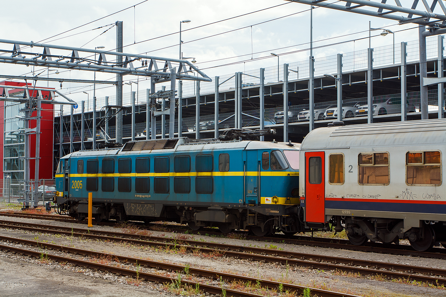 Die sechsachsige Co'Co' NMBS/SNCB 2005 steht am 14 Juni 2013 mit 2 belgischen Reisezugwagen beim Bahnhof Luxemburg Stadt (Gare de Luxembourg). Sie wird gleich den Eurocity EC 90 „Vauban“ (Chur – Zürich – Basel – Straßburg – Luxemburg – Brüssel) übernehmen, um die 2 Wagen verlängern und ihn von Luxemburg nach Brüssel ziehen. 

Die Reihe 20 ist eine Baureihe sechsachsiger elektrischer Co'Co' Lokomotiven der NMBS/SNCB, die von BN - La Brugeoise et Nivelles hergestellt wurde. Die Loks der Série 20 waren damals 2013 schon fast alle aus dem Verkehr gezogen, einige dienten noch als Reserveloks und ironischerweise musste eine HLE 20 dann einspringen, wenn eine HLE 13 (die nachfolgende Baureihe für die EC Vauban/Iris) ausfiel.  

Die Loks der Reihe/Reeks 20 wurden zwischen 1975 und 1978 in zwei Baulosen bei BN (La Brugeoise et Nivelles) in Nivelles gebaut. Der elektrische Teil der Lok stammt von ACEC (Ateliers de contruction électriques de Charleroi). Das erste Baulos umfaßte in den Jahren 1975 und 1976 die ersten fünfzehn Lokomotiven dieser Baureihe. 1977 und 1978 wurde eine zweite Serie mit zehn Loks gefertigt. Als letztes Fahrzeug ging 2025 Anfang 1978 in Dienst. Numeriert wurden die Loks fortlaufend von 2001 bis 2025.

Im elektrischen Teil sind die Loks mit einer Thyristorsteuerung ausgestattet, die aus einem fehlgeschlagenen Versuchsaufbau einer Viersystemlok hervorgegangen ist. Mit ihrer beachtlichen Leistung von über 5.000 kW war die Baureihe 20 in der Mitte der siebziger Jahre die stärkste thyristorgesteuerte Lok weltweit. Die Loks der Reihe 20 waren die einzigen Co'Co' im Bestand der SNCB. Die HLE 20 durften nicht in Doppeltration fahren, da ihre Leistung beim Anfahren so groß ist, dass das Risiko bestand, dass die Verbindung zwischen der zweiten Maschine und dem ersten Wagen bricht.

Ihren Einsatz sollten die Loks im schweren Personen- und Güterverkehr finden. Speziell auf der anspruchsvollen Strecke von Brüssel über Namur nach Luxemburg sollte die Lok ihre Stärke ausspielen. 

Kurzzeitig erfolgten auch Fahrten der Lokomotiven auf der grenzüberschreitenden Strecke bis Aachen Hauptbahnhof, die auf dem deutschen Streckenabschnitt mit Oberleitung deutscher Bauart unter belgischem Stromsystem ausgestattet ist. Bei diesen Fahrten stellte sich jedoch heraus, dass der Stromabnehmer der Reihe 20 nicht mit der deutschen Oberleitung kompatibel war, der Einsatz auf deutschem Gebiet wurde daraufhin unterbunden.

TECHNISCHE DATEN der NMBS/SNCB-Reihe 20:
Baujahre: 1975-1978
Hersteller: BN, elektrischer Teil ACEC
Nummerierung: 2001-2025
Stückzahl: 25
Spurweite: 1.435 mm (Normalspur)
Achsfolge: Co'Co'
Länge über Puffer: 19.504 mm
Höhe (Stromabnehmer gesenkt):  4.185 mm
Breite: 3.078 mm
Höhe 4.278 mm
Drehzapfenabstand: 10.300 mm 
Achsabstand im Drehgestell: 4.200 mm (2 x 2.100 mm)
Treibraddurchmesser: 1.250 mm (neu)
Dienstgewicht: 111 t
Maximale Achslast: 18,5 t
Fahrmotoren: 6 Stück vom Tye LE 772G mit 855 kW / 905 kW (Dauer-/Nennleistung)
Getriebeübersetzung: 80:26
Dauerleistung: 5.150 kW (7.002 PS)
Nennleistung: 5.400 kW (7.342 PS)
Anfahrzugkraft: 320 kN
Stromsystem: 3kV Gleichstrom (DC)
Höchstgeschwindigkeit: 160 km/h mit Zug (Lok alleine 100 km/h)
Kleister befahrbarer Gleisbogen: R 100 m
Stromabnehmer: 2 Einholmabnehmer von Faiveley