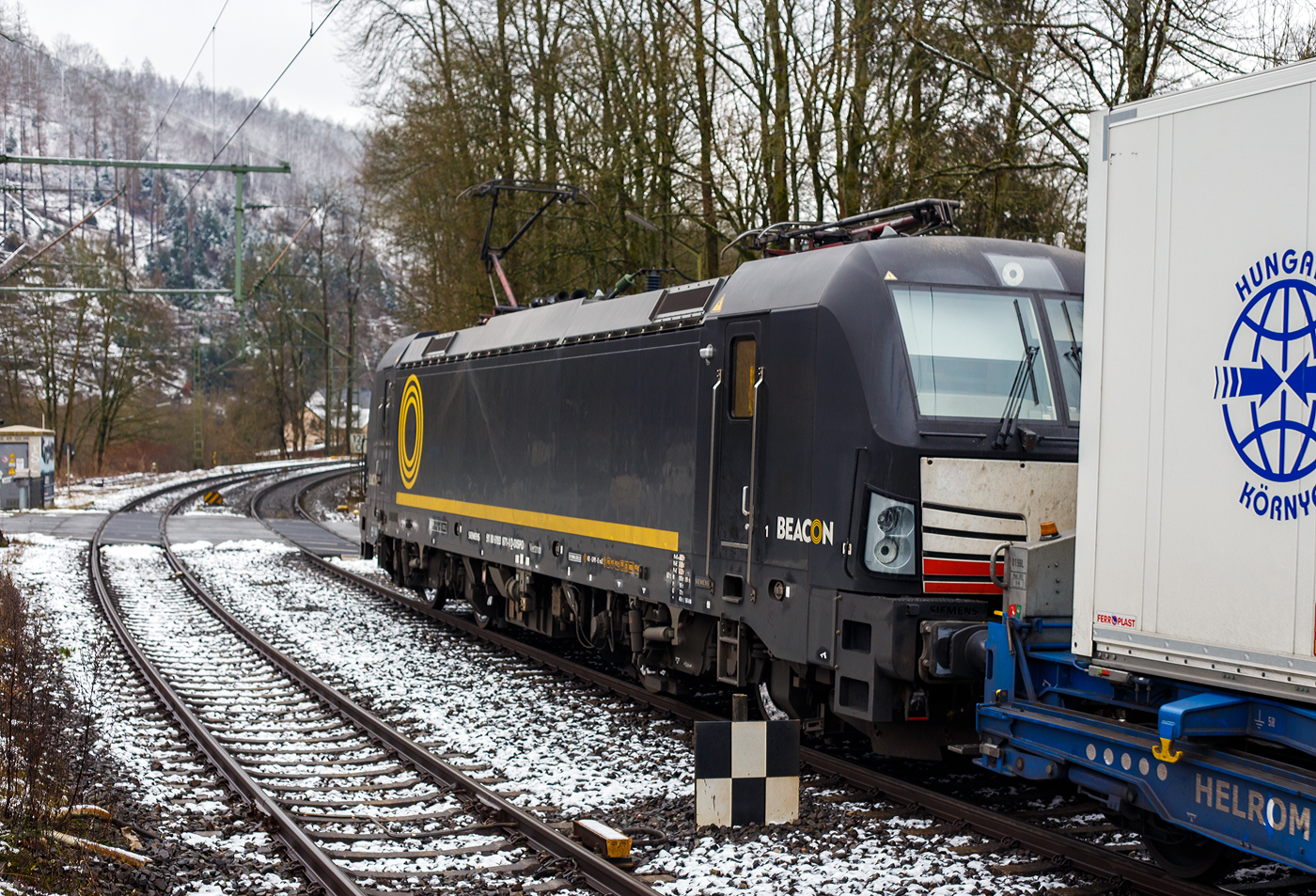 Die Siemens Vectron AC - X4 E - 871 bzw. 193 871-1 (91 80 6193 871-1 D-DISPO) der Beacon Rail Capital Europe GmbH (M�nchen) f�hrt am 10 Januar 2025 mit dem HELROM Trailer Zug Wien – D�sseldorf (einem KLV-Zug), durch den Bahnhof Kirchen (Sieg) in Richtung K�ln.

Die Siemens Vectron AC wurde 2013 von Siemens Mobility GmbH in M�nchen-Allach unter der Fabriknummer 21834 gebaut und an die MRCE - Mitsui Rail Capital Europe GmbH (M�nchen) als X4 E – 871 geliefert. Seit September 2023 hat die Beacon Rail Metro Finance B.V. die Mitsui Rail Capital Europe B.V. (Amsterdam) und somit auch die Mitsui Rail Capital Europe GmbH im M�nchen �bernommen, so firmiert sie nun als Beacon Rail Capital Europe GmbH, M�nchen (BRCE / DISPO).

Diese Vectron Lokomotive ist ein Wechselstrom-Variante in der Version AC B03 und ist zugelassen f�r Deutschland, �sterreich und Ungarn. Sie ist mit einer Leistung von 6.400 kW konzipiert und hat eine H�chstgeschwindigkeit von 200 km/h