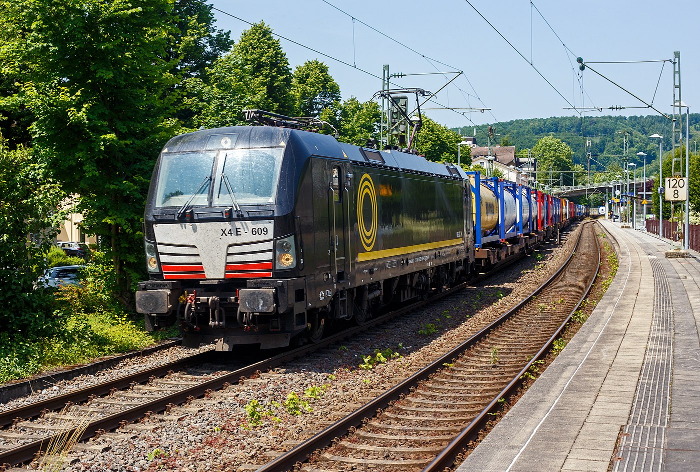 Die SIEMENS Vectron AC - X4 E - 609 bzw. 193 609-5 (91 80 6193 609-5 D-DISPO) der Beacon Rail Capital Europe GmbH (München) fährt am Freitag den 13 Juni 2025, mit einem KLV-Zug, durch Kirchen/Sieg in Richtung Köln. 

Die Siemens Vectron AC wurde 2015 von der Siemens Mobility GmbH in München-Allach unter der Fabriknummer 21990 gebaut und an die MRCE - Mitsui Rail Capital Europe GmbH (München) als X4 E – 609 geliefert. Seit September 2023 hat die Beacon Rail Metro Finance B.V. die Mitsui Rail Capital Europe B.V. (Amsterdam) und somit auch die Mitsui Rail Capital Europe GmbH im München übernommen, so firmiert sie nun als Beacon Rail Capital Europe GmbH, München (BRCE / DISPO).

Diese Vectron Lokomotive ist ein Wechselstrom-Variante in der Version AC B01 und ist zugelassen für Deutschland, Österreich (D / A). Sie ist mit einer Leistung von 6.400 kW konzipiert und hat eine Höchstgeschwindigkeit von 160 km/h.