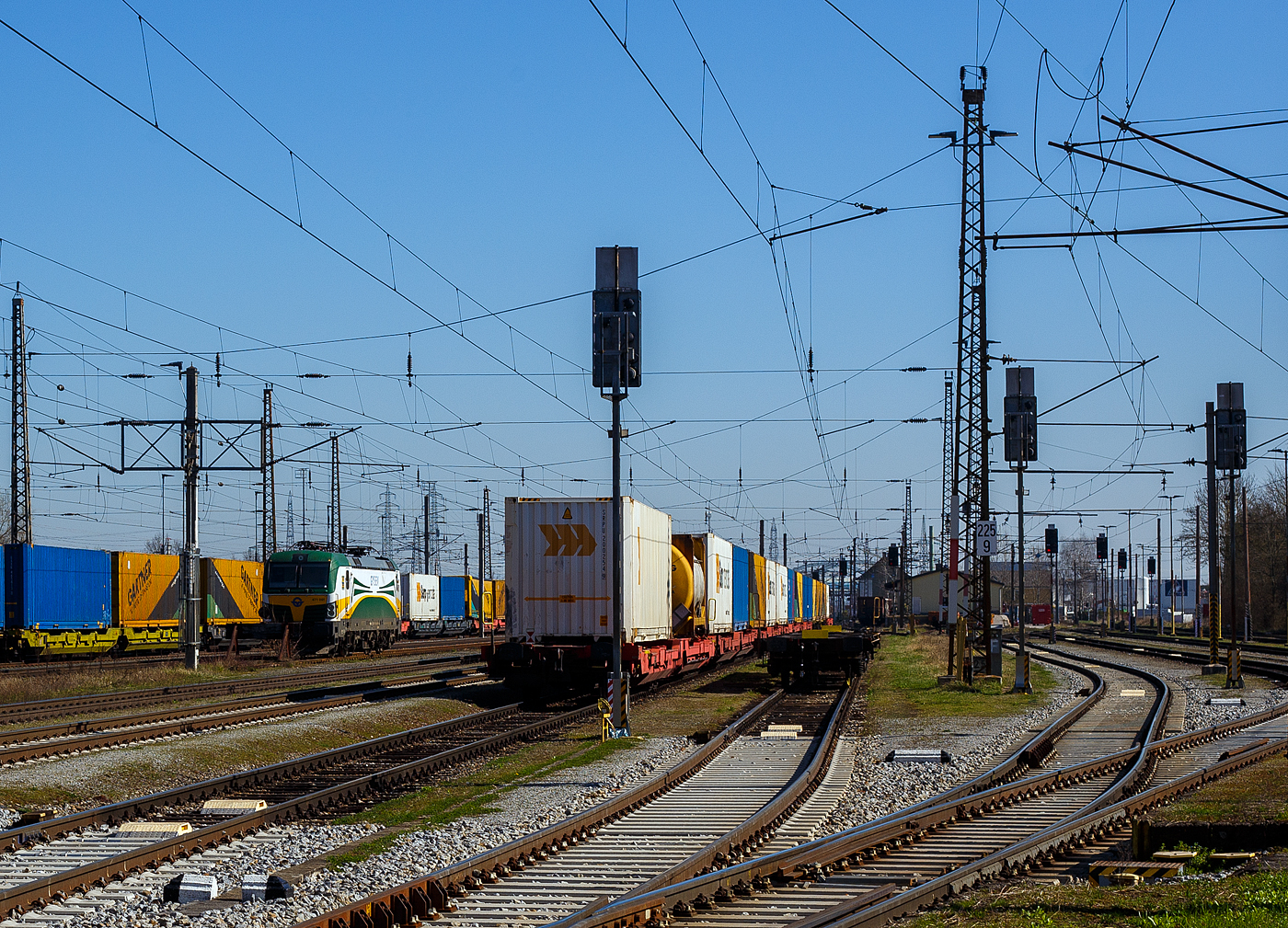 Die SIEMENS Vectron AC 471 001 (91 55 0471 006-1 H-GySEV) der GySEV Cargo - Györ-Sopron-Ebenfurti Vast Zrt. (Sopron/Ungarn) / Raaberbahn ist am 04 April 2025 beim Bahnhof Lambach (Oberösterreich) abgestellt. 

Die GySEV 471 001 wurde 2017 von der Siemens Mobility GmbH in München-Allach unter der Fabriknummer 22220 in der Variante B14 (Zulassungen für H / D / A / SK / RO / CZ) gebaut. Im Gegensatz zu ihren Schwestern 471 005 und 6 hat sie kein DPM (Diesel Power Modul).
