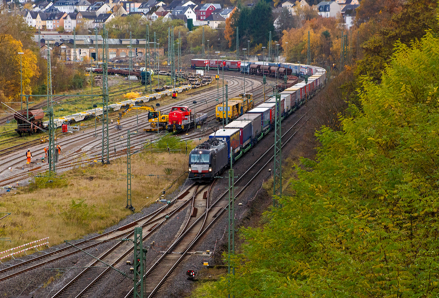 Die Siemens Vectron MS - X4 E - 644 /193 645 (91 80 6193 644-2 D-DISPO) der Beacon Rail Capital Europe GmbH, München (BRCE / DISPO) fährt am 13 November 2025 HELROM Trailer Zug Wien – Düsseldorf (ein besonderer KV-Zug) durch den Bahnhof Betzdorf (Sieg) in Richtung Köln. Links im Rangierbahnhof werden Gleise erneuert. 

Die Siemens Vectron MS - 6.4 MW wurde 2016 von Siemens in München-Allach unter der Fabriknummer 22168 gebaut. Sie hat die Zulassungen für Deutschland, Österreich und Italien, sie hat eine Höchstgeschwindigkeit von 160 km/h. Die Lok wurde an die MRCE - Mitsui Rail Capital Europe GmbH in München ausgeliefert, seit September 2023 hat die Beacon Rail Metro Finance B.V. die Mitsui Rail Capital Europe B.V. (Amsterdam) und somit auch die Mitsui Rail Capital Europe GmbH im München übernommen, so firmiert sie nun als Beacon Rail Capital Europe GmbH, München (BRCE / DISPO).