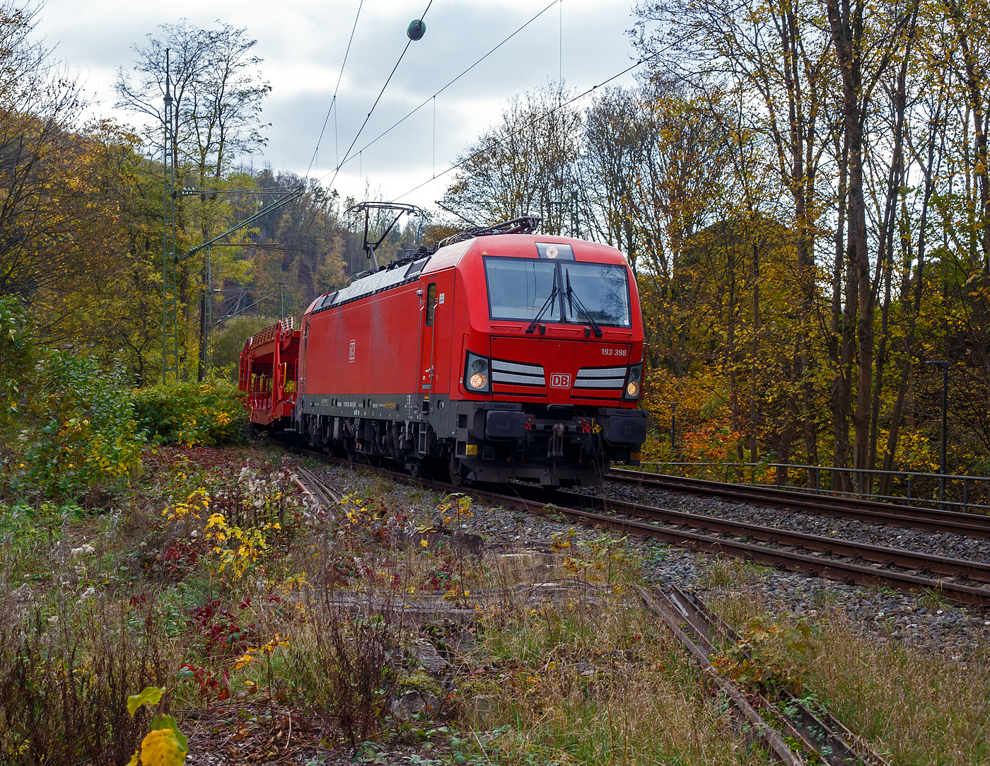 Die Siemens Vectron MS 193 398-5 (91 80 6193 398-5 D-DB) der DB Cargo AG fährt am 31 Oktober 2024 mit einem leeren Autotransportzug (Wagen der Gattung Laaers 560.1) der DB Cargo Logistics GmbH (ex DB Schenker ATG), durch Kirchen (Sieg) in Siegen.

Die Multisystemlokomotive Siemens Vectron MS wurden 2019 von Siemens unter der Fabriknummer 22628 und gebaut und an die DB Cargo geliefert. Diese Vectron Lokomotive ist als MS – Lokomotive (Mehrsystemlok) mit 6.400 kW Leistung und 160 km/h Höchstgeschwindigkeit konzipiert. Sie wurde in der Vectron Variante MS A35 und hat so die Zulassung für Deutschland, Österreich, Italien, Ungarn, Tschechien, Polen, Slowakei, Kroatien, Slowenien, Rumänien und Bulgarien (D / A / I / H / CZ / PL / SK / HR / SLO / RO / BG). 

Die SIEMENS Vectron MS der Version A 35 besitzt die Zugsicherungssysteme ETCS BaseLine 3, sowie für Deutschland (PZB90 / LZB80 (CIR-ELKE I)), für Österreich (ETCS Level 1 mit Euroloop, ETCS Level 2, PZB90 / LZB80), für Italien (SCMT), für Ungarn (ETCS Level 1, EVM (Mirel)), für Tschechien und die Slowakei (LS (Mirel)), für Polen (SHP), sowie für Kroatien, Slowenien, Rumänien und Bulgarien (PZB90).
