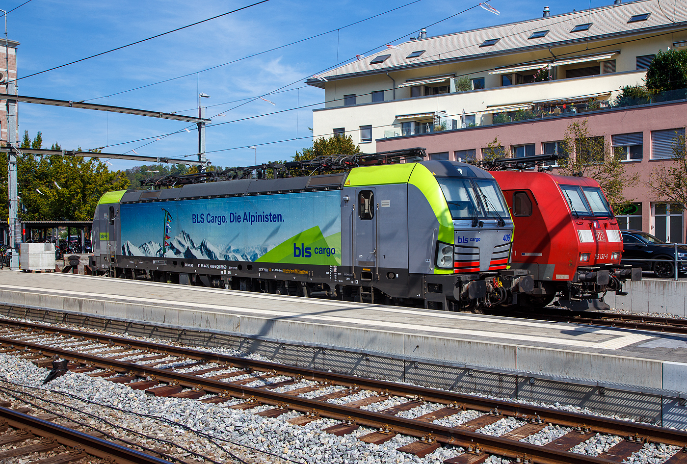 Die SIEMENS Vectron MS der BLS Cargo 406 (91 85 4475 406-5 CH-BLSC) ist am 11 September 2023 beim Bahnhof Spiez abgestellt, dahinter die DB Cargo 185 132-8

Die Vectron MS wurden 2017 von Siemens Mobilitiy in München-Allach unter der Fabriknummer 22067 gebaut. Sie hat die Zulassungen (200 km/h Höchstgeschwindigkeit) für die Schweiz, Deutschland, Österreich, Italien und die Niederlande.
