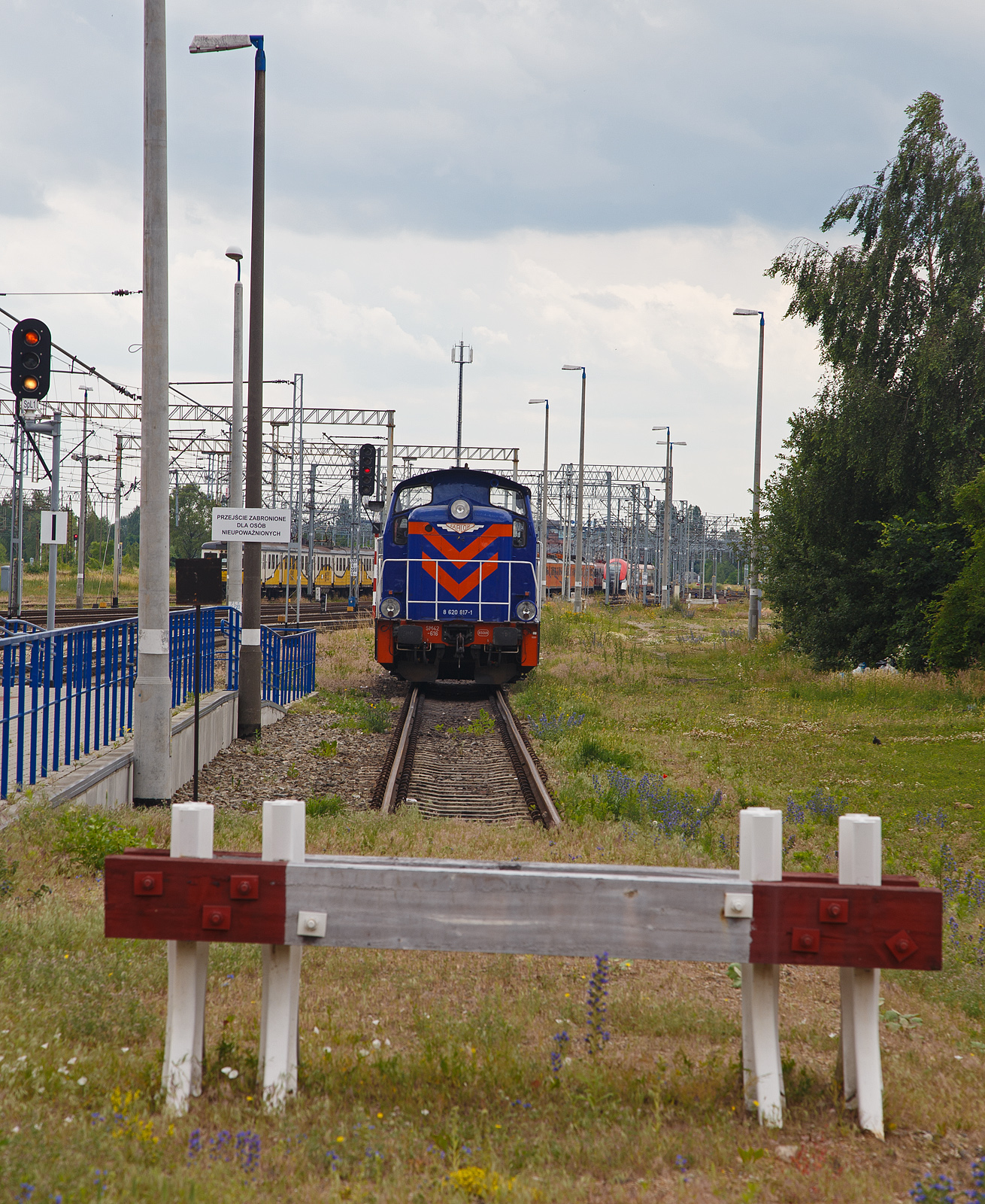 Die SM42-616 (98 51 8 620 817-1 PL PKPIC), eine Fablok 6Da (Typ Ls800E) der PKP Intercity, steht am 25 Juni 2017 beim Hauptbahnhof Posen (Poznań Gł�wny).

Die Lok wurde 1973 von FABLOK in Chrzan�w unter der Fabriknummer 8772 gebaut.
