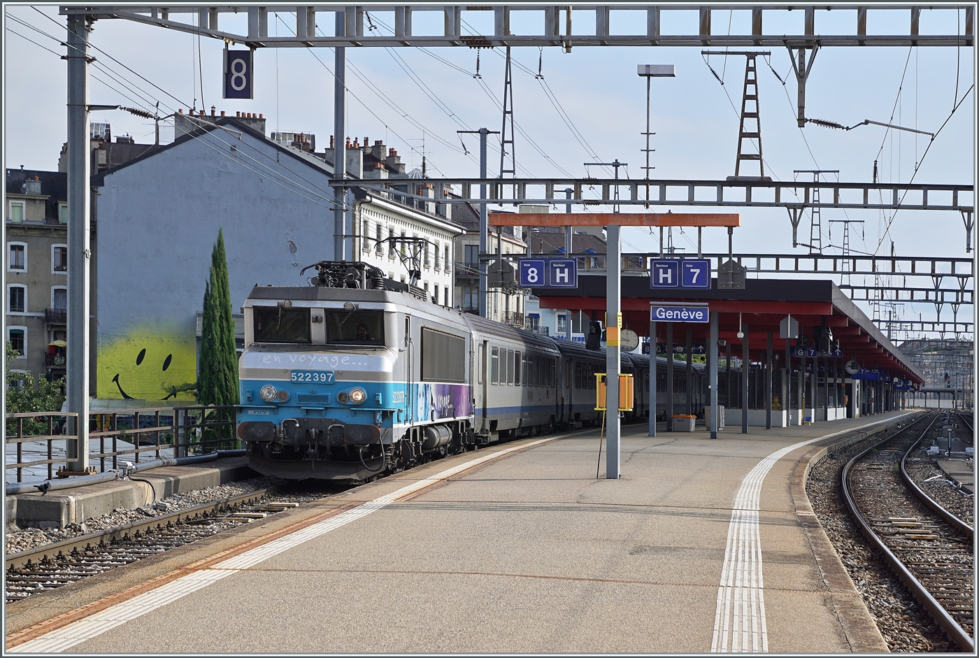 Die SNCF BB 22397 verlässt Genève mit ihrem TER 96634 nach Grenoble. Die Einsätze der einst weit verbreiteten  nez cassé  gehen strak zurück, so habe ich in Genève nur noch dieses Zugspaar der TER Grenoble-Genève-Grenoble (96605/96634) gefunden, welches mit einer BB 22200 verkehrt.

20. August 2024