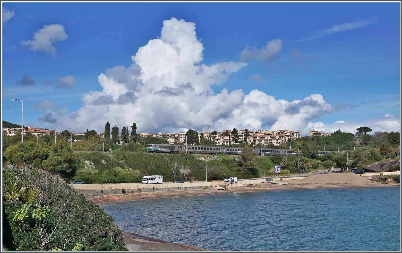 Die SNCF BB 22404 ist kurz nach Agay mit dem TER 17474 auf dem Weg von Nice nach Marseille. 

23. März 2024