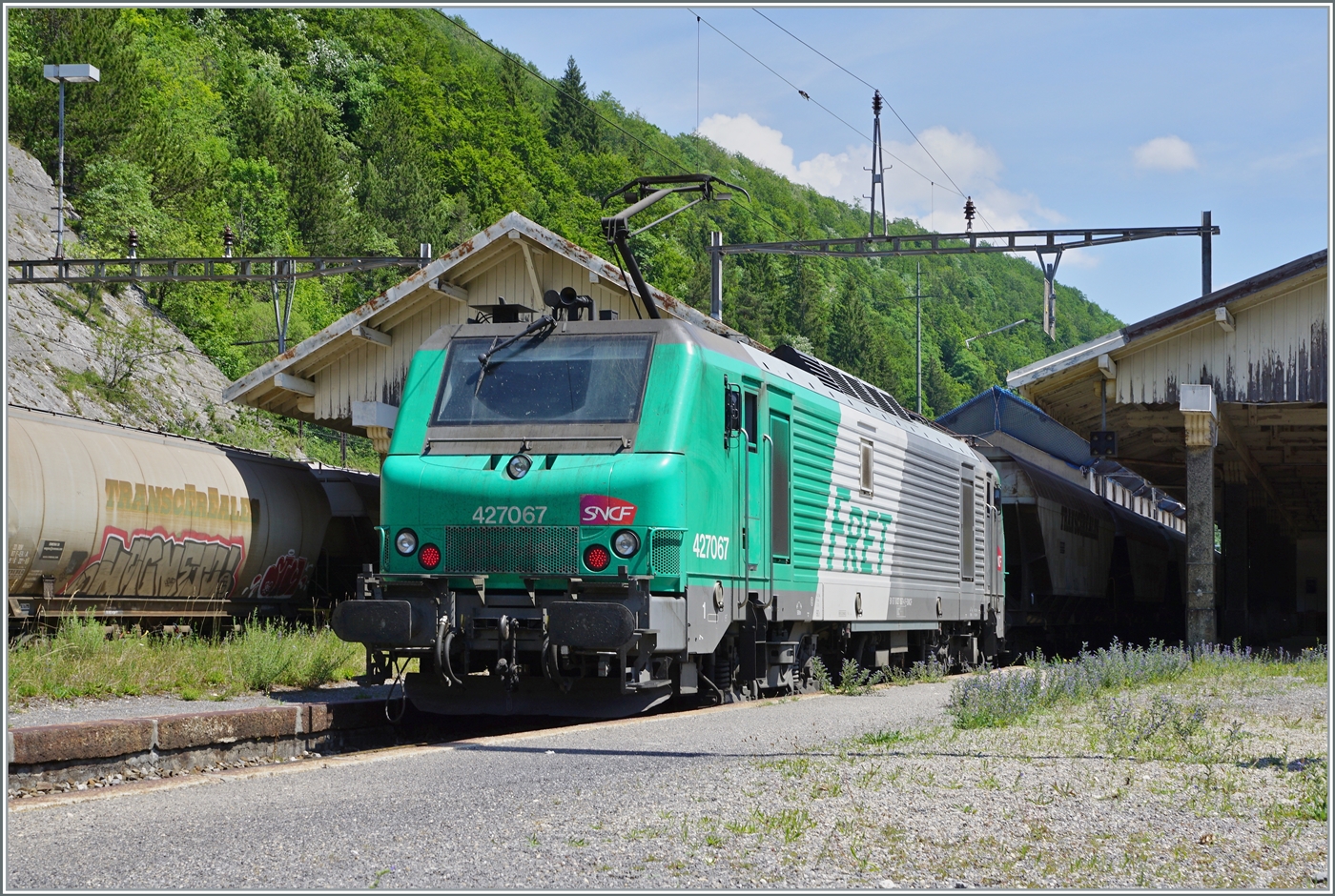 Die SNCF BB 27067 hat den im Hintergrund (links im Bild) zu sehenden  Spaghetti -Zug nachgeschoben und macht sich nun bereit in Vallorbe den Gegenzug zu übernehmen, wobei ihr in der Folge dann noch eine Vorspannlok beigestellt wird.

16. Juni 2022