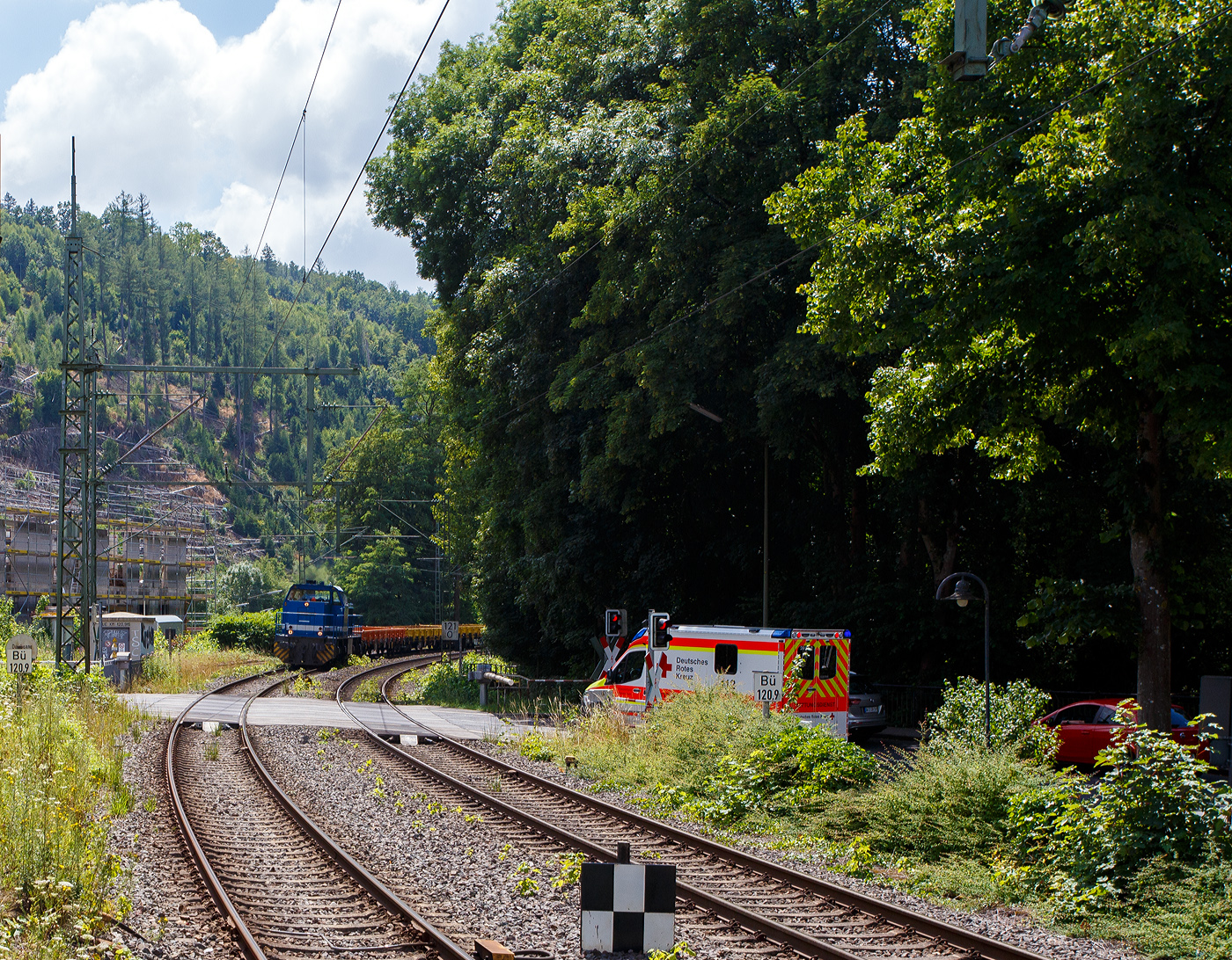 Die SPITZKE G 1206-SR-01 / 275 846-4 (92 80 1275 846-4 D-SLG) der SPITZKE SE (Großbeeren), ex XR 01 der SPITZKE RIEBEL GLEISLOGISTIK, ex V 200 001 der Xaver Riebel Gleisbau, fährt am 17 Juli 2025, mit einem Flachwagen-Güterzug (vierachsige Flachwagen mit Stahlfußboden, Seiten- und Stirnwänden der Gattung Res), durch Kirchen (Sieg) in Richtung Siegen.