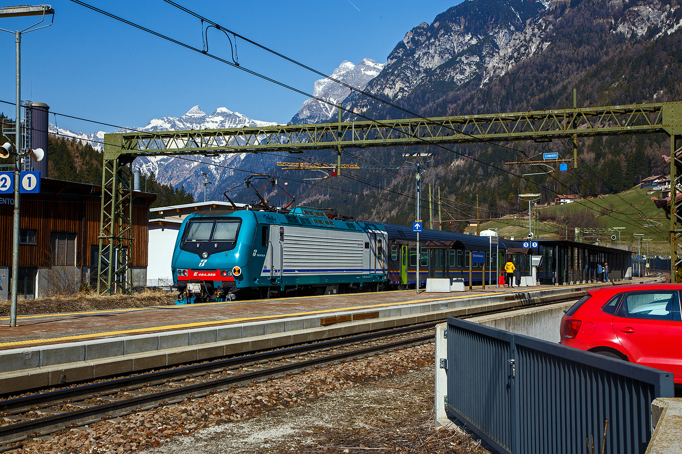 Die Trenitalia E 464.359 (91 83 2464 359-5 I-TI), eine Elektrolokomotive mit Mehrzweck-/Gepäckabteil vom Typ Bombardier TRAXX P160 DCP, schiebt am 28 März 2022 den Trenitalia Regional-Express (Verona Porta Nuova – Trento – Bozen – Brenner/ Brennero), vom Bahnhof Gossensaß/Colle Isarco weiter hinauf zum Brenner / Brennero.