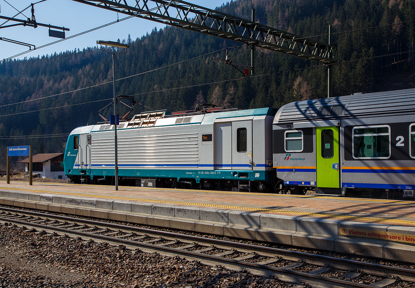 Die Trenitalia E 464.359 (91 83 2464 359-5 I-TI), eine Elektrolokomotive mit Mehrzweck-/Gepäckabteil vom Typ Bombardier TRAXX P160 DCP, am 28 März 2022 als Schublok vom Trenitalia Regional-Express (Verona Porta Nuova – Trento – Bozen – Brenner/ Brennero), im Bahnhof Gossensaß/Colle Isarco. 