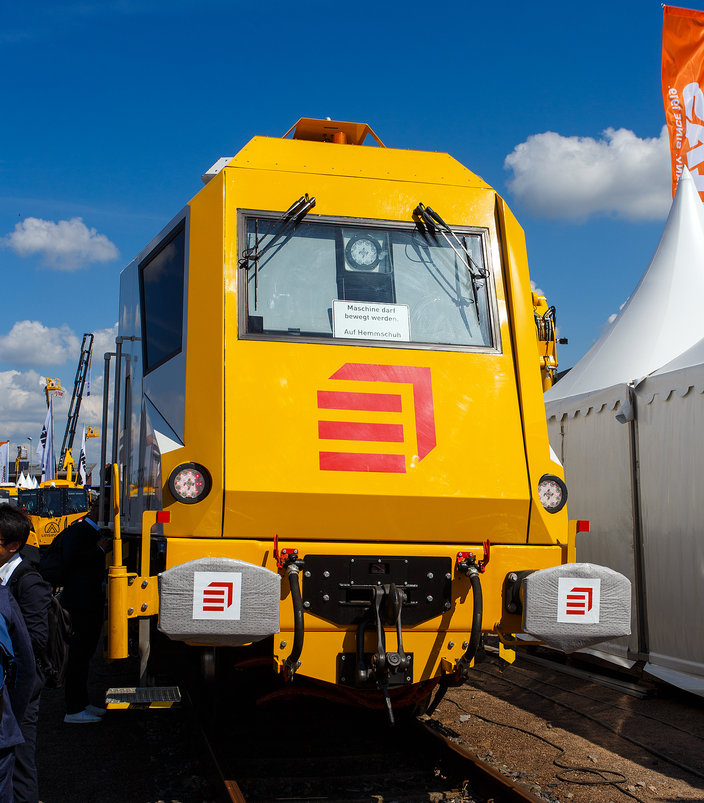 Die Universal-Stopfmaschine / Stopfroboter (Universal Tamping Robot 4.0) – S7-PLS-16.4.0 der Eiffage Infra-Rail GmbH (Herne) präsentiert, vom Hersteller SYSTEM7 railtechnology GMBH aus Laakirchen (Österreich), auf der 29. Internationale Ausstellung Fahrwegtechnik 2025 (iaf) in Münster (hier am 20 Mai 2025). Die Maschine ist in der Variante 1, mit 16-Pickel Weichenstopf-Split-Head-Aggregate, großer Werkstattraum/Sozialraum, ohne Kehreinrichtung, ausgeführt.

TECHNISCHE DATEN:
VDM-Nummer: D-ERD 99 80 9121 030-7
Hersteller: SYSTEM7 railtechnology GMBH, Laakirchen (Österreich)
Baujahr 2023
Spurweite: 1.435 mm (Normalspur)
Lichtraumprofil: G1
Achsanzahl: 6 Stück in 3 Drehgestellen
Länge über Puffer 32.635 mm
Drehzapfenabstände: 14.500 mm / 10.700 mm
Achsabstand im Drehgestell: 1.800 mm
Raddurchmesser: 920 mm (neu)
Gesamtgewicht (beladen):  ca. 113 t
Dieselmotor (Leistung):  563 kW
Mind. Radius beim Arbeiten: R 100 m
Streckenklasse: ab C2
Höchstgeschwindigkeit: 100 km/h (eigen oder geschleppt)
Maximale befahrbare Steigung: 40 ‰
Max. Anhängelast: 100 t
Kleister befahrbarer Gleisbogen: R 120 m
Bremse: DK – GP – mZ (D)
