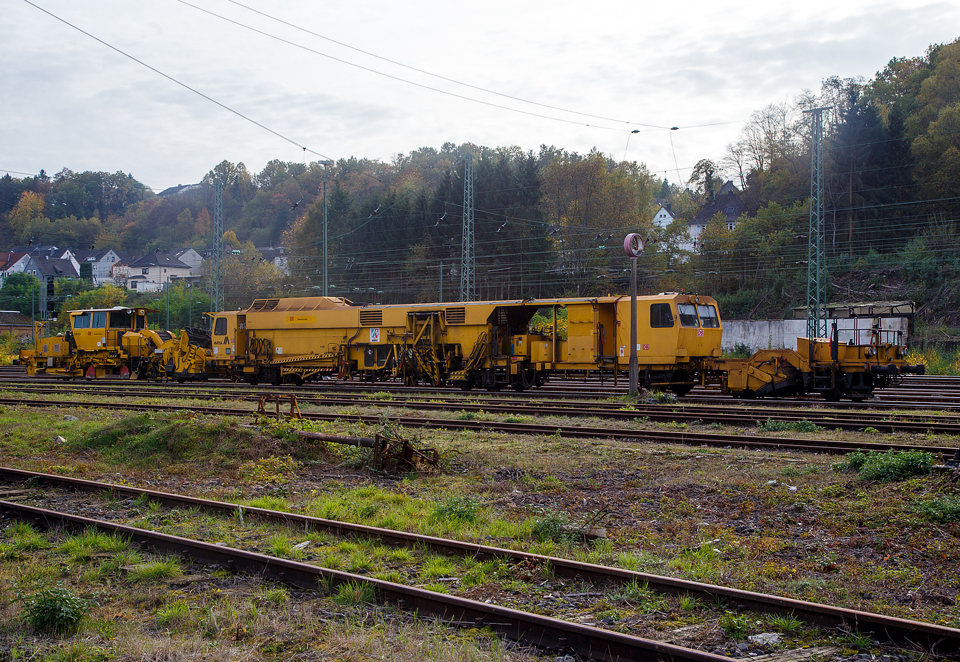 Die USM 641“Ruhpott“ eine Matisa Universal-Stopfmaschine B 66 U – D2 (einschl. Schotter-Kehrbürste am Anhänger) der DB Bahnbau Gruppe (Schweres Nebenfahrzeug Nr. D-DB 99 80 9424 026-9, ex 97 43 38 002 17-9), ex DB Netz AG, abgestellt am 29.10.2022 in Betzdorf (Sieg), dahinter steht die SSP 911 eine Deutsche Plasser  Schnellschotterplaniermaschine SSP 110 SW (Schweres Nebenfahrzeug Nr. D-DB 99 80 9425 077-1, ex 97 16 40 065 18-3), der DB Bahnbau Gruppe.

Die Stopfmaschine wurde 1996 von Matisa (CH) unter der Fabriknummer 667gebaut. Sie hat die EBA-Nummer EBA 95 Y 01 J 001.

Die B 66 U ist eine Hochleistungs-Stopfmaschine, die sich durch Stopfwerkzeuge mit einer Reichweite von 2800 mm ab Gleismitte auszeichnet. Sie ist insbesondere für die Bearbeitung von Weichen bestimmt ist. Die vier Stopfeinheiten können unabhängig voneinander in  allen drei Achsen bewegt werden, was sie besonders auszeichnet. Der seitliche Verfahrweg ermöglicht das Stopfen des abgehenden Stranges bis zu einem Abstand von 2.800 mm ab Gleisachse, während die Längsbeweglichkeit über 560 mm das Unterstopfen der schräg verlegten Langschwellen vereinfacht.