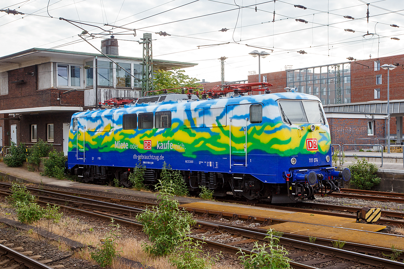 Die wundersch�ne Hilde der DB Gebrauchtzug (Miete oder kaufe misch)....
Die 111 074-1 „Hilde“ (91 80 6111 074-1 D-DB) ist am 31.05.2022 im Hauptbahnhof M�nster (Westf.) abgestellt.

Die Lok wurde 1977 von Krauss-Maffei in M�nchen-Allach unter der Fabriknummer 19832 gebaut, der elektrische Teil ist von Siemens.
