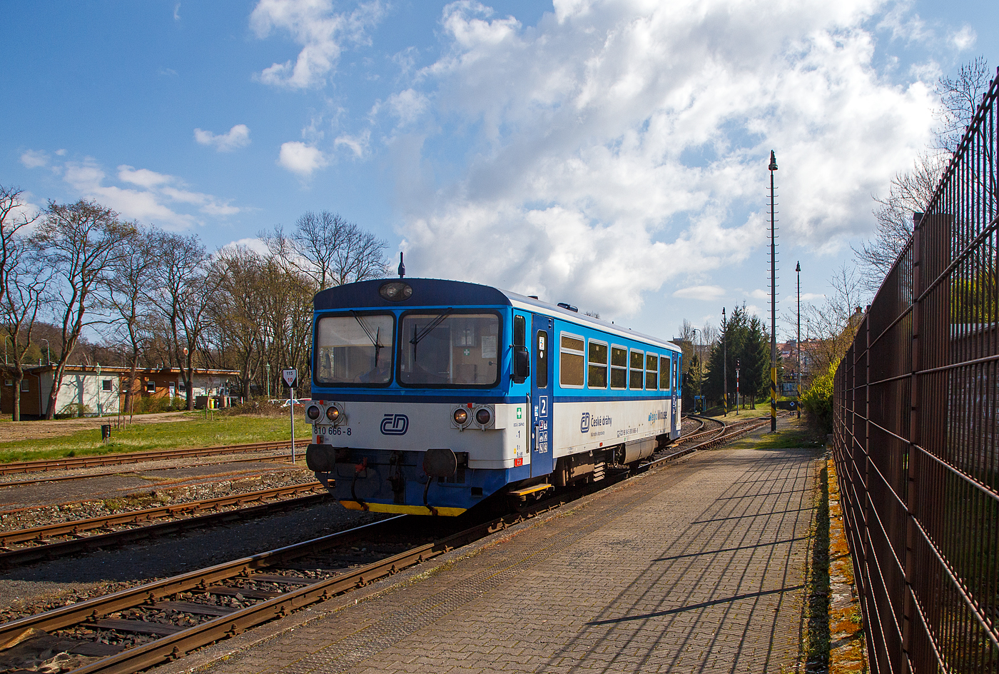 Die zur „RegioMouse“ modernisierte “Chc�p�k”  (Brotb�chse) bzw. der zweiachsige Dieseltriebwagen ČD 810 666-8 (CZ-ČD 95 54 5 810 666-8), ex ČSD M 152.0566, erreicht am 19.04.2023 als Regionalbahn den Bahnhof Karlovy Vary doln� n�dra�� (Karlsbad unterer Bahnhof).

Der Dieseltriebwagen wurde 1982 von Vag�nka Stud�nka unter der Fabriknummer  87866  f�r die damalige ČSD Československ� st�tn� dr�hy (Tschechoslowakischen Staatsbahnen als ČSD M 152.0666 gebaut. 