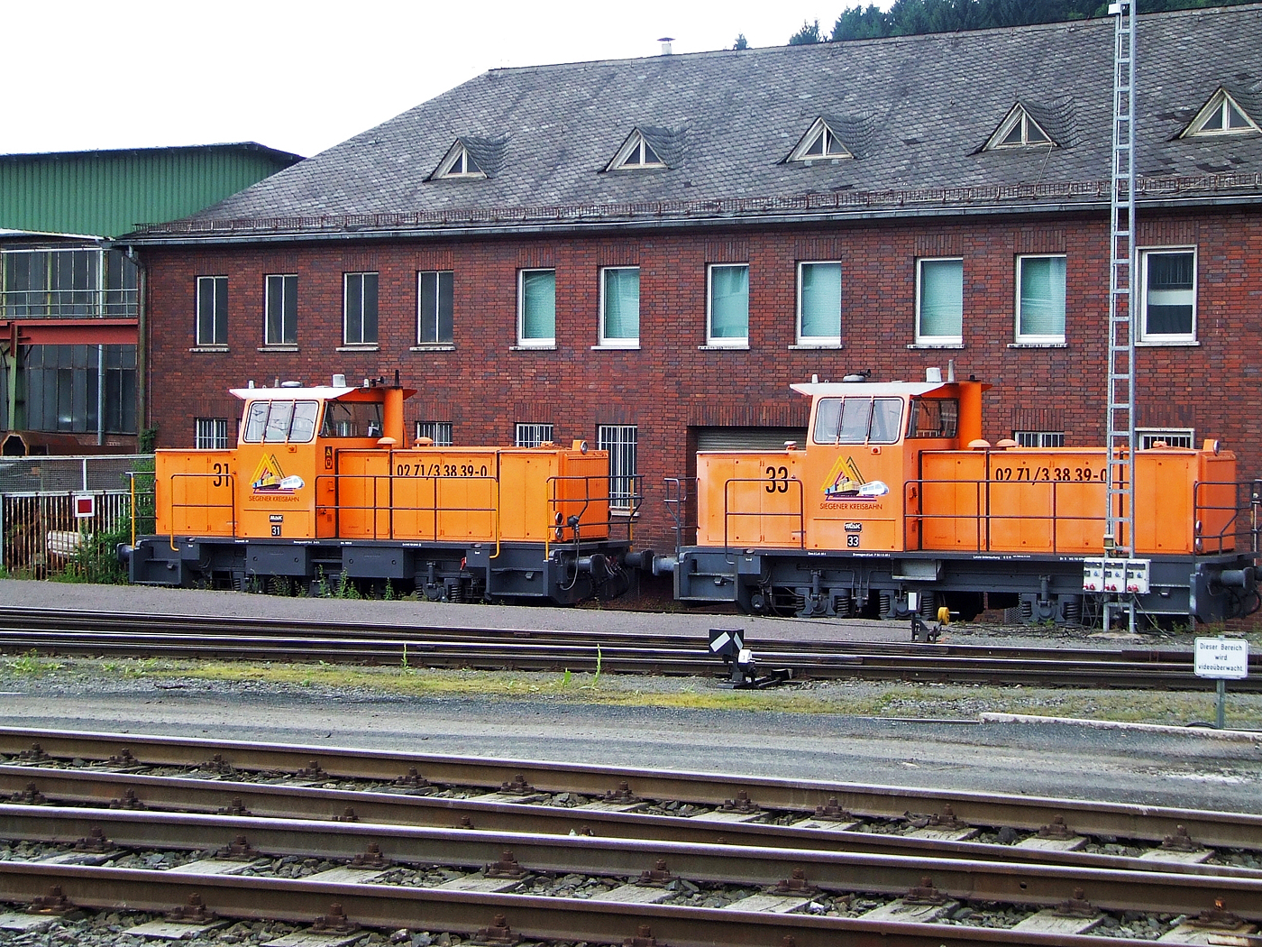 Die zwei MaK G 763 C der Kreisbahn Siegen-Wittgenstein GmbH stehen am 16.05.2008 (noch) in Siegen-Eintracht. Links die KSW 31 (ex SK 31) und die KSW 33 (SK 33), 

Die KSW 31 wurde 1989 von MaK in Kiel unter der Fabriknummer 700093 gebaut und als SK 31 an die Siegener Kreisbahn GmbH geliefert, die KSW 33 wurde 1993 unter der Fabriknummer 700110 gebaut und als SK 33 an die Siegener Kreisbahn GmbH geliefert. Beide Loks wurden 2008 verkauft, die 31 ist heute bei der VGH - Verkehrsbetriebe Grafschaft Hoya GmbH (Nr. 22) und hat die NVR-Nummer: 98 80 0262 217-9 D-VGH, die 33 ist heute bei der K+S Minerals and Agriculture GmbH im Werk Heringen als Nr. 2, sie hat keine UIC-Nummer.

Die Lokomotive MaK G 763 C ist eine dieselhydraulische Lokomotive, die von der Maschinenbau Kiel (MaK) gebaut wurde. Sie wird dem 3. Typenprogramm von MaK, das ab 1977 angeboten wurde, zugerechnet. Sie stellt die Nachfolgerin der in 18 Exemplaren gebauten MaK G 761 C dar, unterscheidet sich von dieser durch einen stärkeren MTU-Motor Reihe 396 und hat ein anderes Getriebe. Die Führerhäuser waren aus Sicherheitsgründen nicht mehr direkt vom Boden, sondern nur über den Umlauf erreichbar. Die MaK G 763 C hat drei im Rahmen sitzende Achsen, die über Gelenkwellen angetrieben werden. Sie hat eine Leistung von 560 kW und erreicht eine maximale Geschwindigkeit von bis zu 40 km/h. Sie bringt es auf eine Dienstmasse von bis zu 66 t. Ihr Tankinhalt beträgt 1.500 l.

Von der MaK G 763 C wurde zwischen 1982 und 1993 insgesamt 27 Exemplaren gebaut. Größte Abnehmer mit jeweils drei Lokomotiven waren die Siegener Kreisbahn und die Städtischen Häfen Hannover. Alle Lokomotiven befinden sich noch im Dienst. Im Deutschen Fahrzeugeinstellungsregister wurde für diese Bauart die Baureihennummer 98 80 0262 vergeben.

Technische Daten:
Spurweite:  1435 mm
Achsfolge:  C
Länge über Puffer:  9.870 mm
Achsstand: 3.800 mm
größte Breite:  3.100 mm
größte Höhe über Schienenoberkante:  4.220 mm
Raddurchmesser neu:  1.000 mm
kleinster befahrbarer Gleisbogen: 40 m
Dienstgewicht:  54 - 66 t
Motor:  Sechszylinder-MTU-Dieselmotor, Typ  6V 396 TC13
Leistung: 560 kW
Drehzahl:  1.800 U/min
Getriebe: Voith, Typ  L3r4U2
Leistungsübertragung: hydraulisch
Höchstgeschwindigkeit:  32 - 40 km/h
Kraftstoffvorrat:  1500 l
