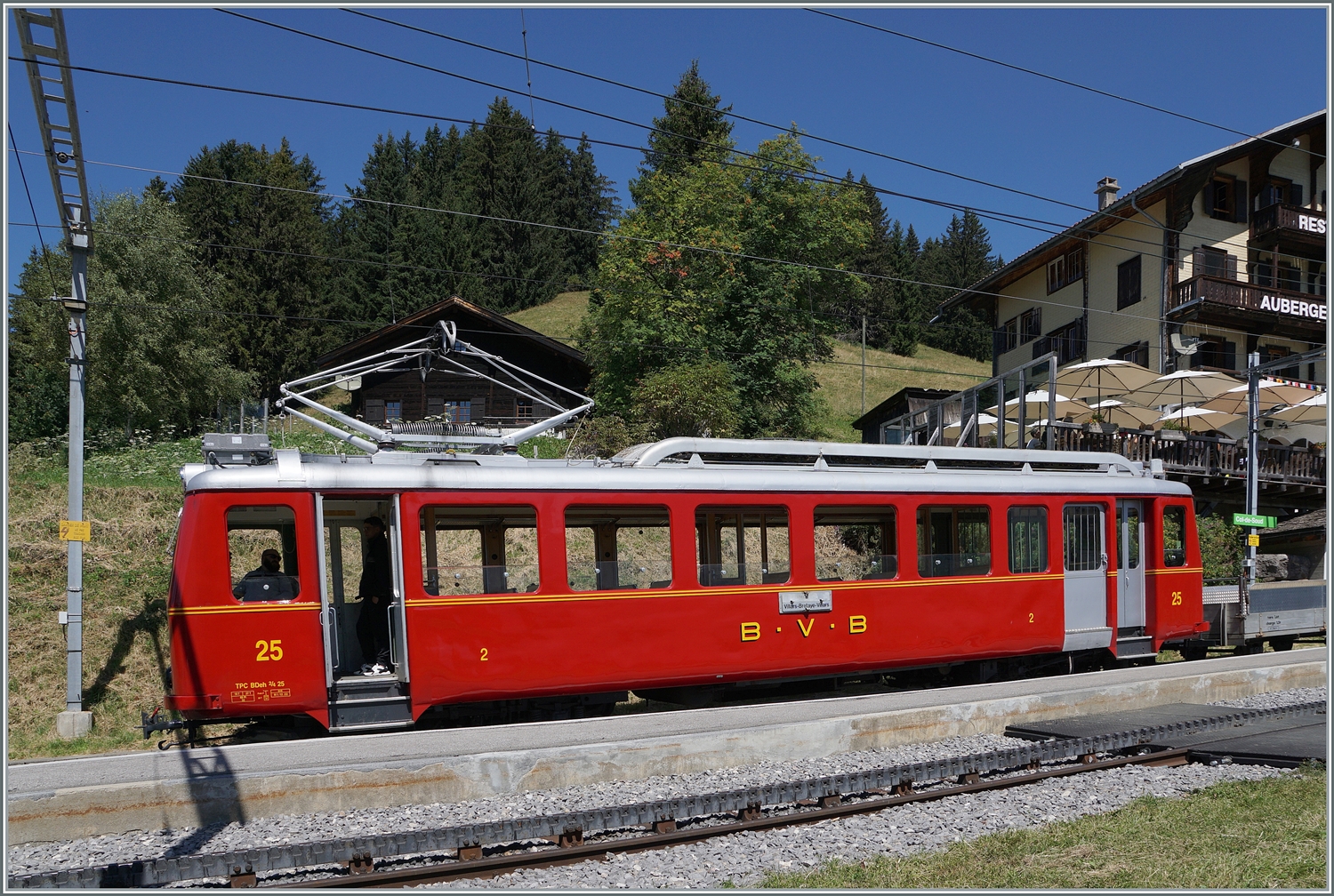 Dies Bild von der Seite zeigt, dass die Station Col du Soud nicht ganz waagrecht angelegt wurde (was bei Bergbahnen auch keinealzugrosse Ausnahme ist.) 

19. August 2023