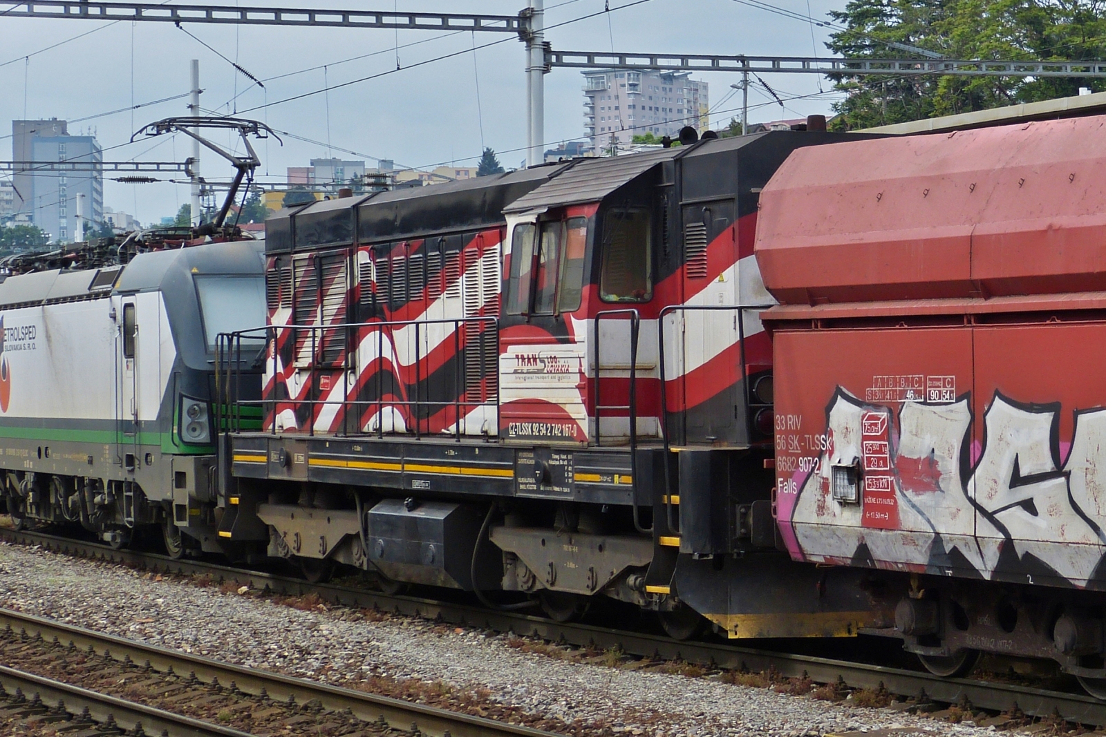 Diesellok CZ-TLSSK 92 54 2742 167-0 eingereiht in einem G�terzug hinter der Lok, aufgenommen bei der Durchfahrt des Bahnhofs Bratislava. 05.06.2023