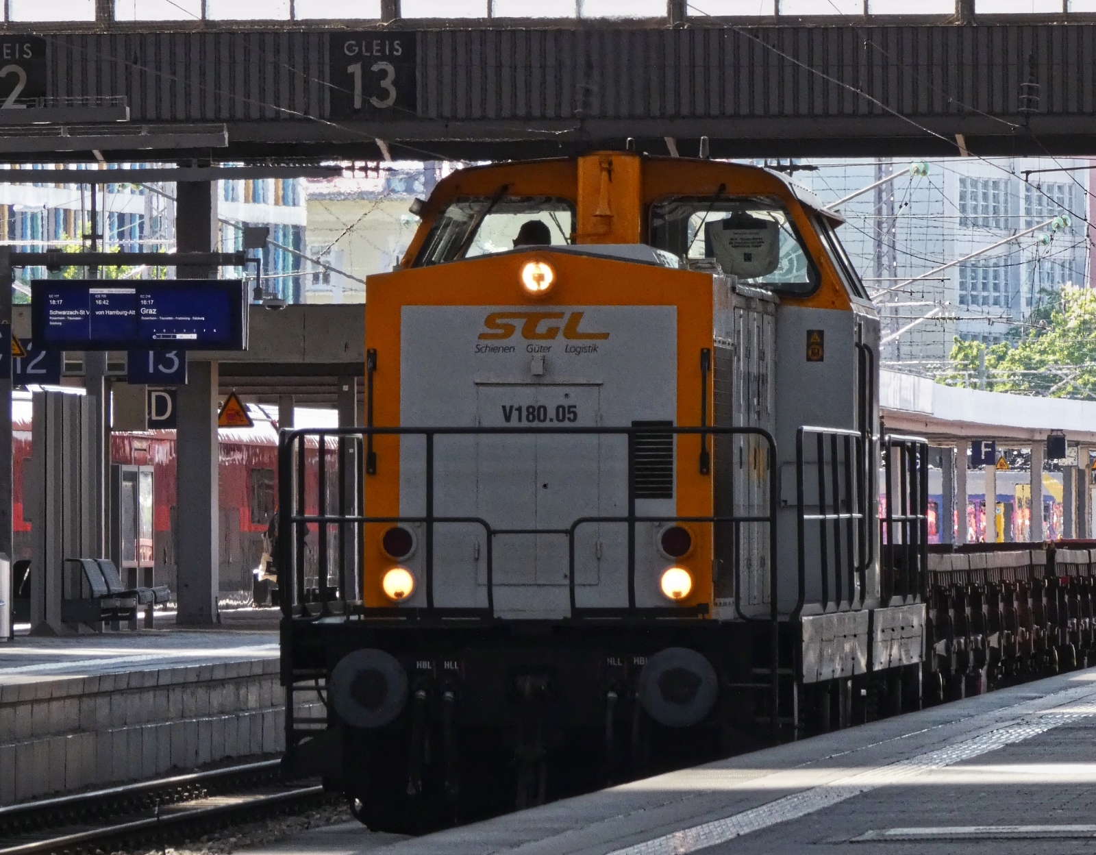 Diesellok SGL V180.05 (203 161-5) steht mit Flachwagen im HBF von München. 10.05.2025 (Jeanny)