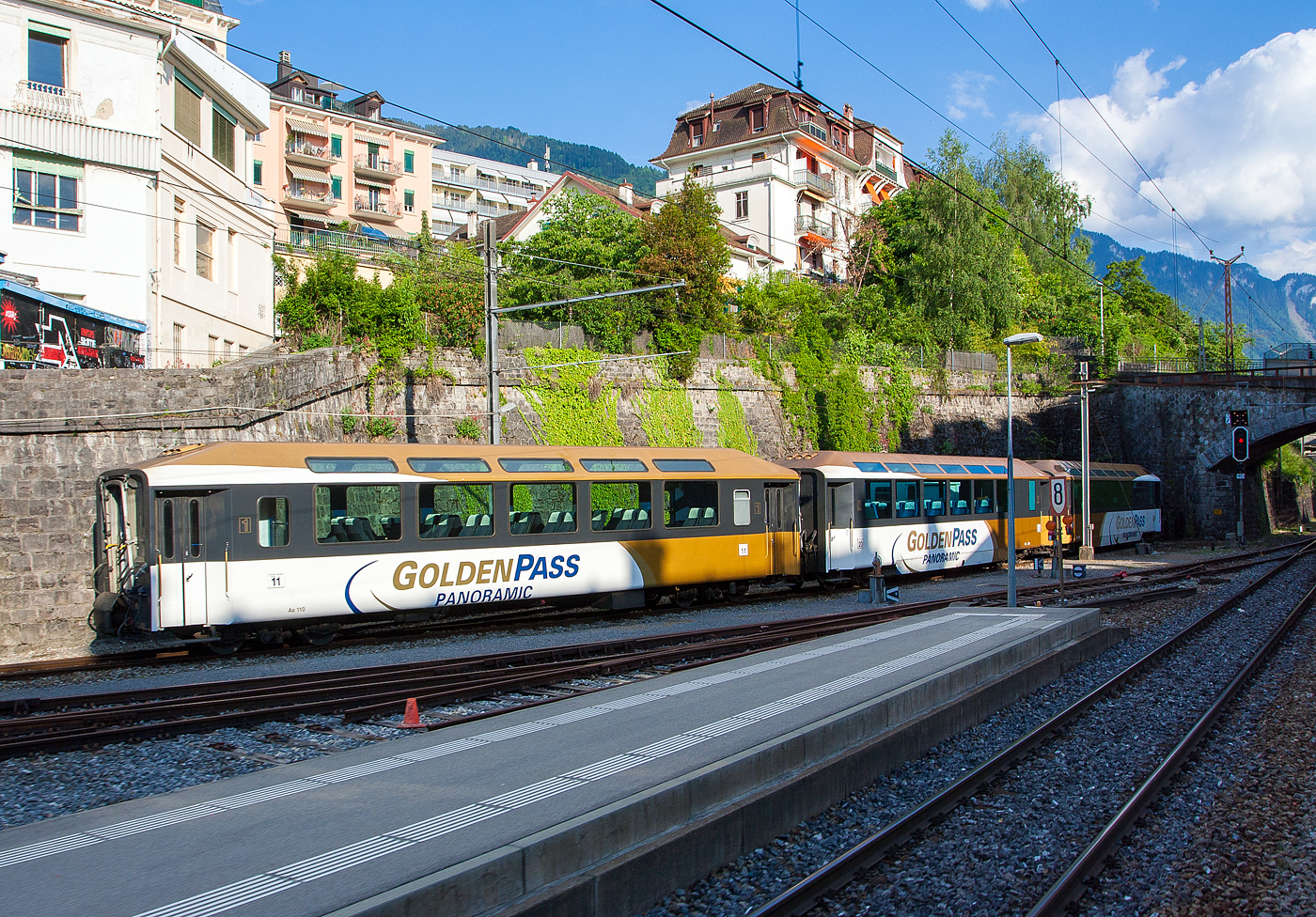 Drei vierachsige schmalspurige MOB Golden Pass Panoramawagen sind am 28 Mai 2012 beim Bahnhof Montreux abgestellt. Von links nach rechts: Der 1. Klasse Panoramawagen As 110, der 2. Klasse Panoramawagen mit Barabteil Brs 223 und hinten der 2. Klasse Panoramawagen Bs 226 oder 227. Aufnahme aus einem Zug heraus.

1976 erschien bei der MOB der erste Wagen, «voiture panoramique» As 110 (welcher der linke Wagen ist), der auf dem Untergestell eines alten Holzkastenwagens (AB 92, von SIG Baujahr 1924) mitsamt den (erst 1962 untergesetzten) SIG-Torsionsstab-Drehgestellen aufgebaut worden war. Die Einstiegspartien gleichen den Einheitswagen, aber die äußere Form des Wagens ist kantiger, die mit Fenstern versehene Dachschräge läuft mit ca. 45° hinauf zu einem ziemlich flachen Dach. Der Wagenboden ist etwas erhöht, von der Einstiegsplattform führen zwei Stufen hinauf in den Passagierraum. Die Sitze beim Prototypwagen waren anfänglich als reine Reihenbestuhlung ausgeführt, so dass man immer auf der linken Seite vorwärts fuhr. Trotz 1. Wagenklasse wurden 4 Sitze in der Breite eingebaut. Anfänglich kam der Wagen zusammen mit den beiden noch vorhandenen alten Pullmanwagen (Ar 101 und As 102) zum Einsatz.

1979 erschienen drei weitere Wagen, darunter zwei Wagen 2. Klasse. Mit dem nun vorhandenen Vierwagenzug war die maximale Anhängelast der damals verfügbaren Triebfahrzeuge (ABDe 8/8 4000 oder zwei BDe 4/4 3000 in Vielfachsteuerung) erreicht. 1982 erschienen vier weitere Wagen für eine zweite Zugskomposition und 1983 wurden noch einmal zwei Wagen geliefert, da die in diesem Jahr abgelieferten Lokomotiven (GDe 4/4 6000) fünf solcher Wagen befördern konnten. Vorhanden waren jetzt:
    4 Wagen 1. Kl. As 110–112 und 114
    6 Wagen 2. Kl. Bs 220–225, wovon einer mit Barabteil, Brs 223

Mit 18 bis 20 t waren diese klimatisierten Wagen relativ schwer geworden. Die FFA-Einheitswagen I in Leichtstahlausführung von 1964 wogen nur rund 16 t, die 1979–80 abgelieferten SIG-Einheitswagen II in Leichtmetallausführung brachten noch etwa 14 t auf die Waage. Für Gebirgsbahnen sind diese Gewichtsunterschiede relevant.
