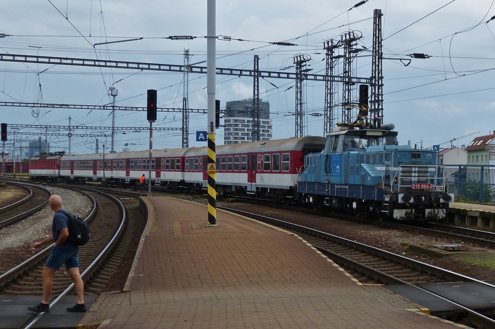 E – Lok 210 064-2 zieht einen Zug mit der abgeb�gelten Lok 362 015-0, aus der Abstellung in den Bahnhof von Bratislava. 05.06.2023