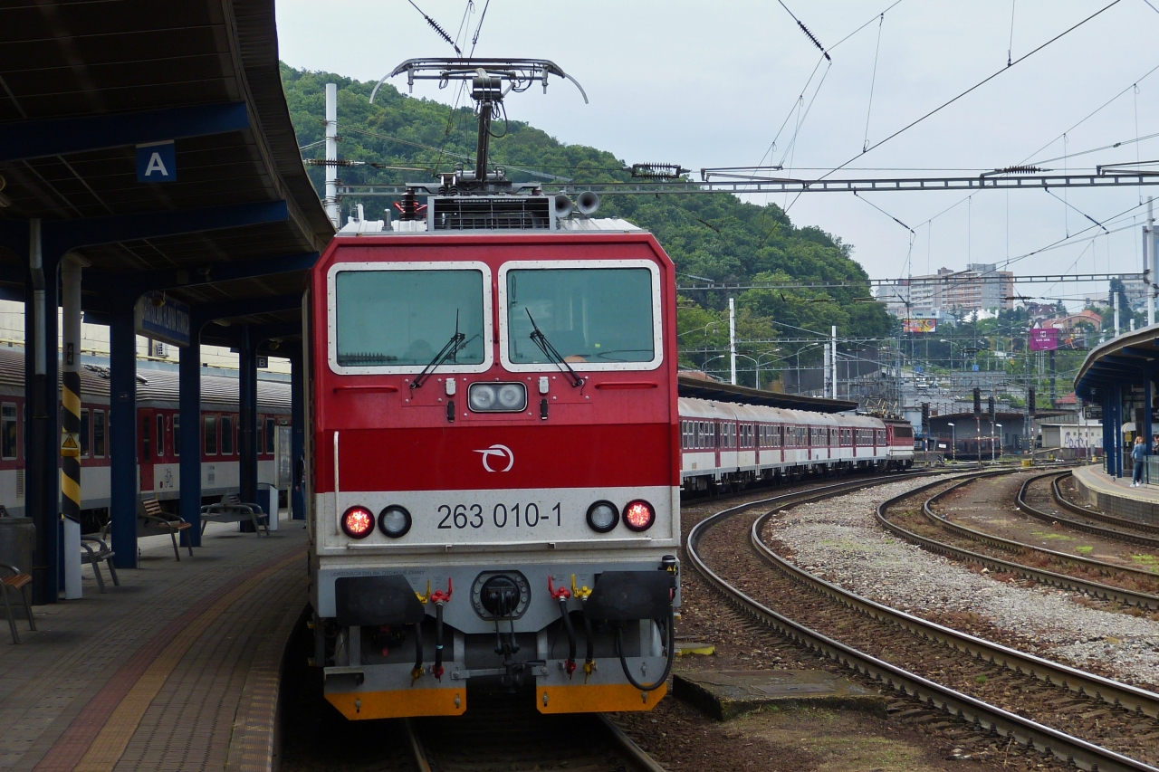 E-Lok 263 010-1 hängt am Ende des Sandwich Personenzuges im Bahnhof von Bratislava. 05.06.2023