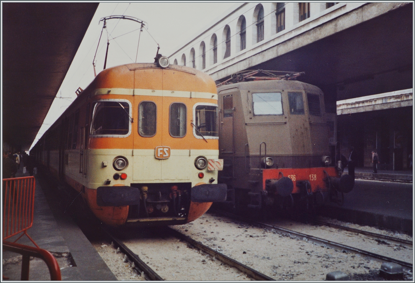 Ebenfalls aus Roma Termini stammt dieses Bild eines FS Ale 801/Ale 940 (oder Ale 803?)und einer FS E. 636 138. 

Analogbild vom Mai 1988 

 