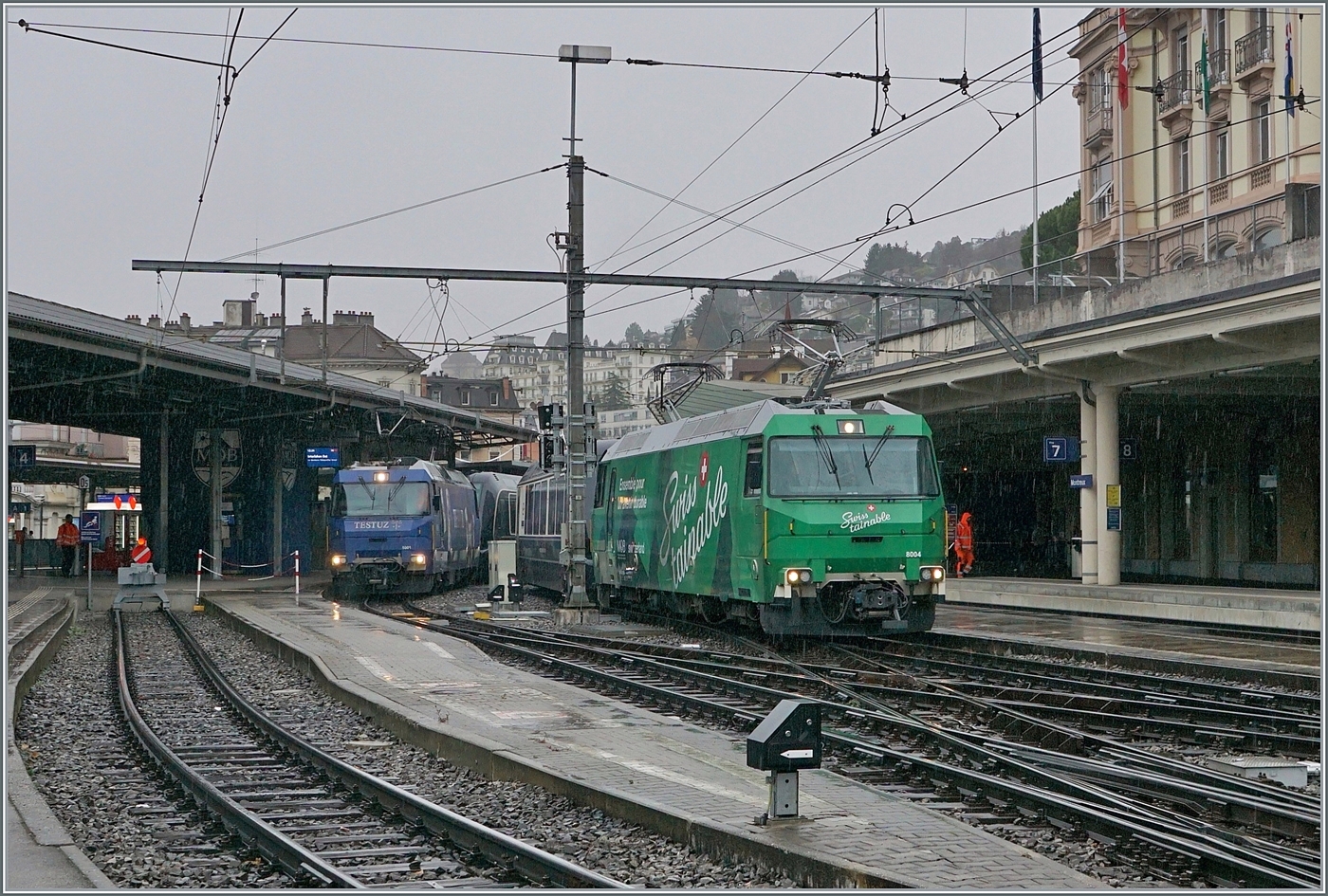 Ebenfalls gründlich gereinigt werden die beiden in Montreux stehenden GoldenPass Express Züge, der eine ist gerade mit der Ge 4/4 8004  Tainable  von Interlaken angekommen, der andere wird in wenigen Minuten mit der Ge 4/4 8001 nach Interlaken abfahren. 

7. Dezember 2024