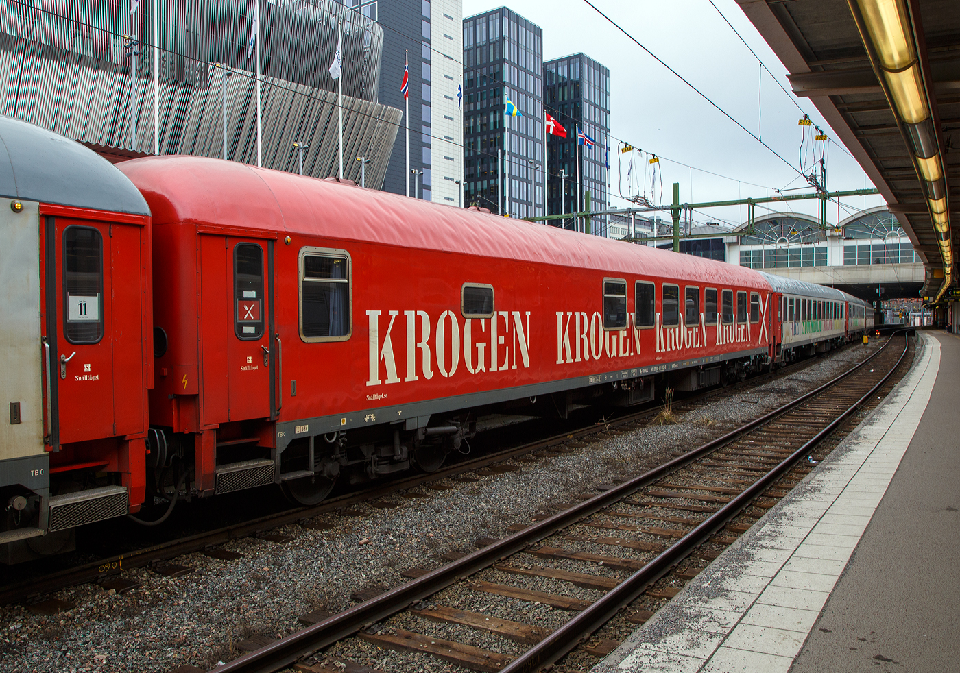Ehemaliger DB UIC-X-Wagen bzw. m-Wagen (Bm 235 - Schnellzugwagen)...
Der Snälltåget Speisewagen A-SNALL 61 81 88-90 002-0 der Gattung WRbmz eingereiht in den Snälltåget Nachtzug Åre-Stockholm-Malmö am 21.03.2019 in Stockholm Central (Hauptbahnhof). Die mehrfache schwedische Anschrift „Krogen“ steht auch für Lokal.

Der Speisewagen ist ein ehemaliger 2. Klasse DB Reisezugwagen (UIC-X-Wagen bzw. m-Wagen) der Gattung Büm 234 er wurde 1974 von der Linke-Hofmann-Busch GmbH (LHB) in Salzgitter-Watenstedt gebaut und die DB geliefert wo er als 51 80 22-70 611-4 Büm 234 bezeichnet wurde. 1981 wurde er in D-DB 51 80 22-90 314-1 Bm 235 umgebaut, im Jahre 1995 ging er als ICK-Reisezugwagen 50 84 82-37 066-7 BD an die NS. 2013 wurde er an die Hector Rail nach Schweden verkauft, 2017 ging er an die Snälltåget und wurde zum Speisewagen A-SNALL 61 81 88-90 002-0 WRbmz  umgebaut.     

TECHNISCHE DATEN:
Länge über Puffer: 26.400 mm
Wagenkastenlänge: 26.100 mm
Wagenkastenbreite:  2.825 mm
Höhe über Schienenoberkante: 4.050 mm
Drehzapfenabstand: 19.000 mm
Achsstand im Drehgestell: 2.500 mm
Drehgestellbauart: Minden-Deutz
Leergewicht: 42,9 t
Höchstgeschwindigkeit: 200 km/h
Sitzplätze: 42
Toiletten: 1, geschlossenes System
Bremse: KE-CPR-Mg (D)        

